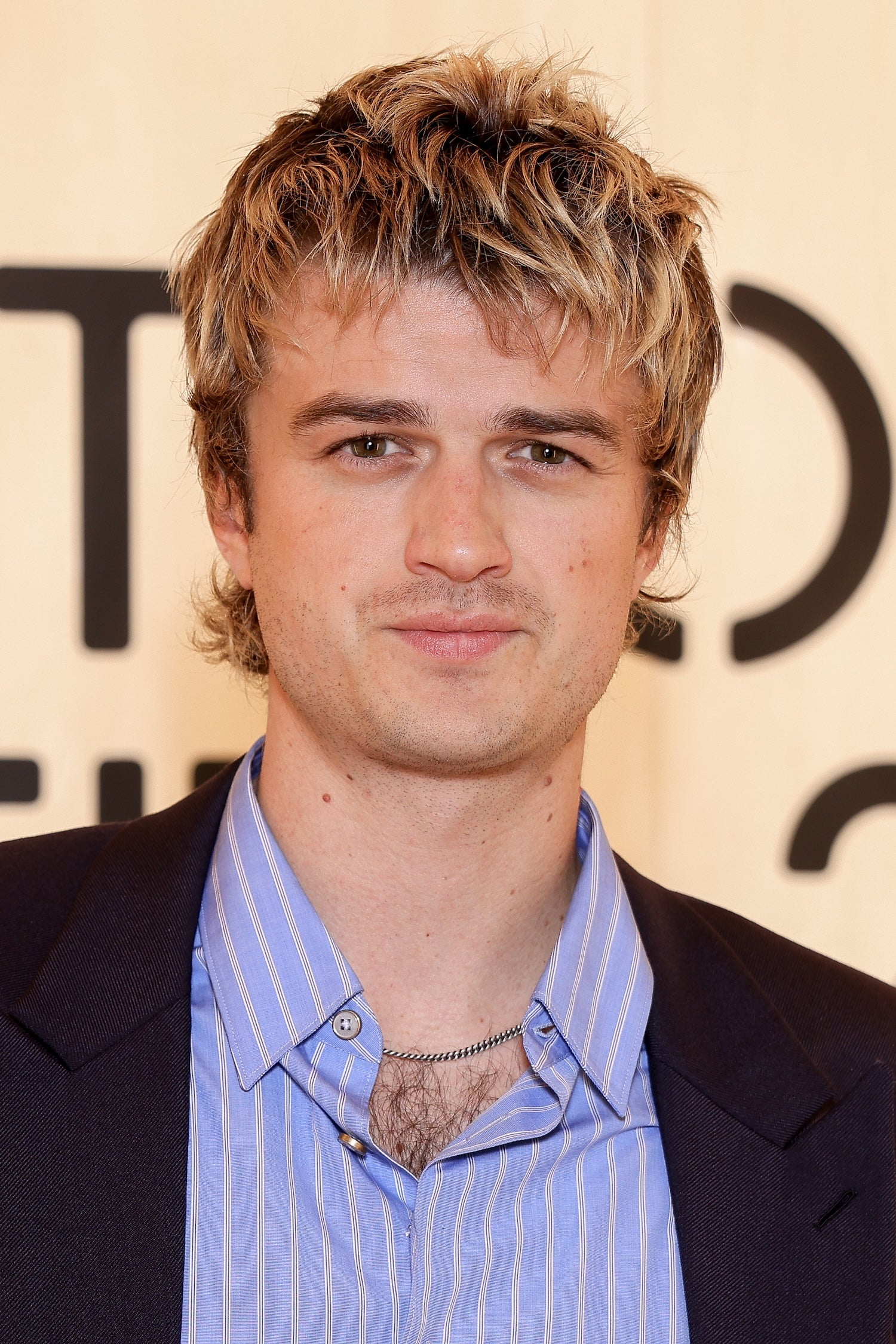 Joe Keery na přehlídce Louis Vuitton podzim - zima 2026/2027 v Paříži, 20. ledna 2026