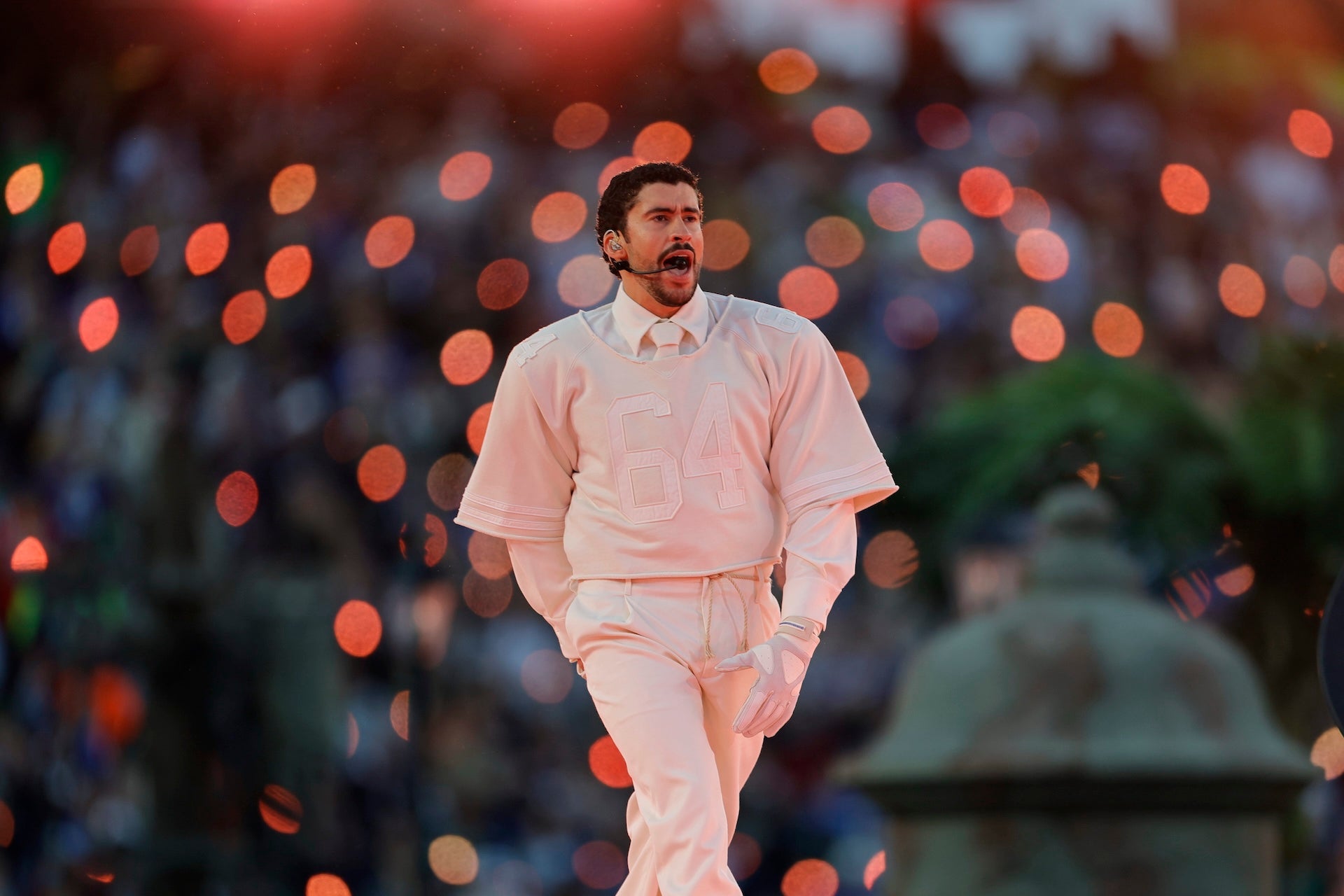 Bad Bunny přepisuje pravidla Halftime Show: střídmý look, hvězdní hosté a silné gesto 