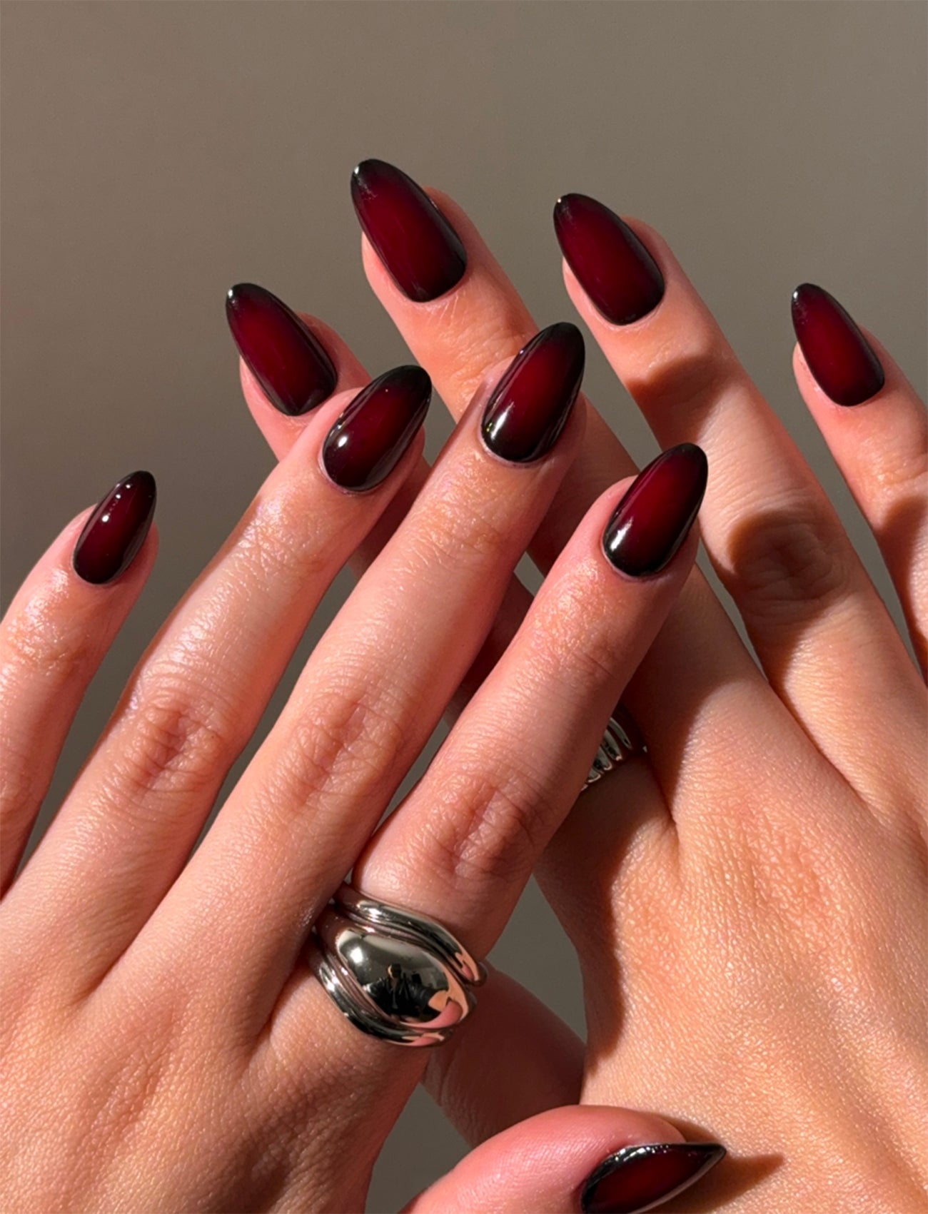 Vampy Nails: Temný trend pro krátké i dlouhé nehty, který ovládl podzimní sezonu