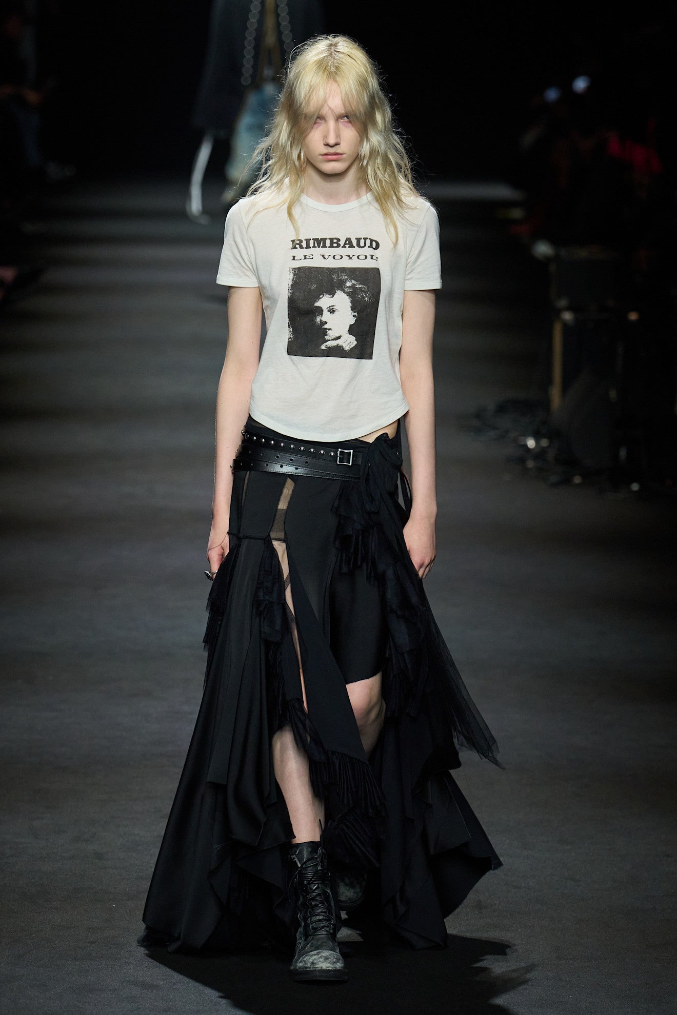 Dokonalé tričko s potiskem? Letos vítězí oversized a sepraný low-key look
