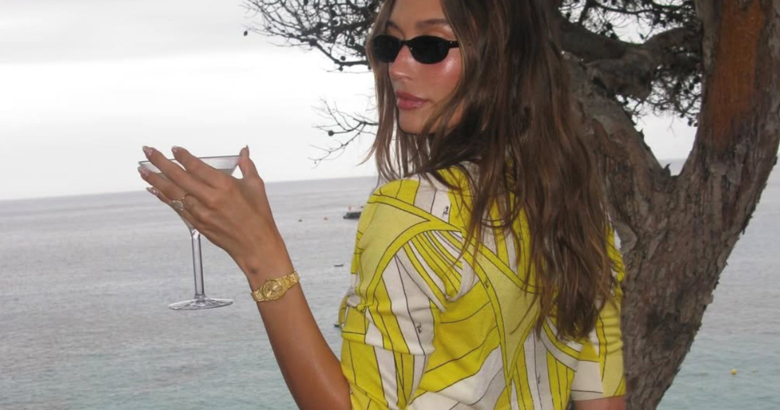 Citronově žlutá podle Hailey Bieber? Ano, prosím