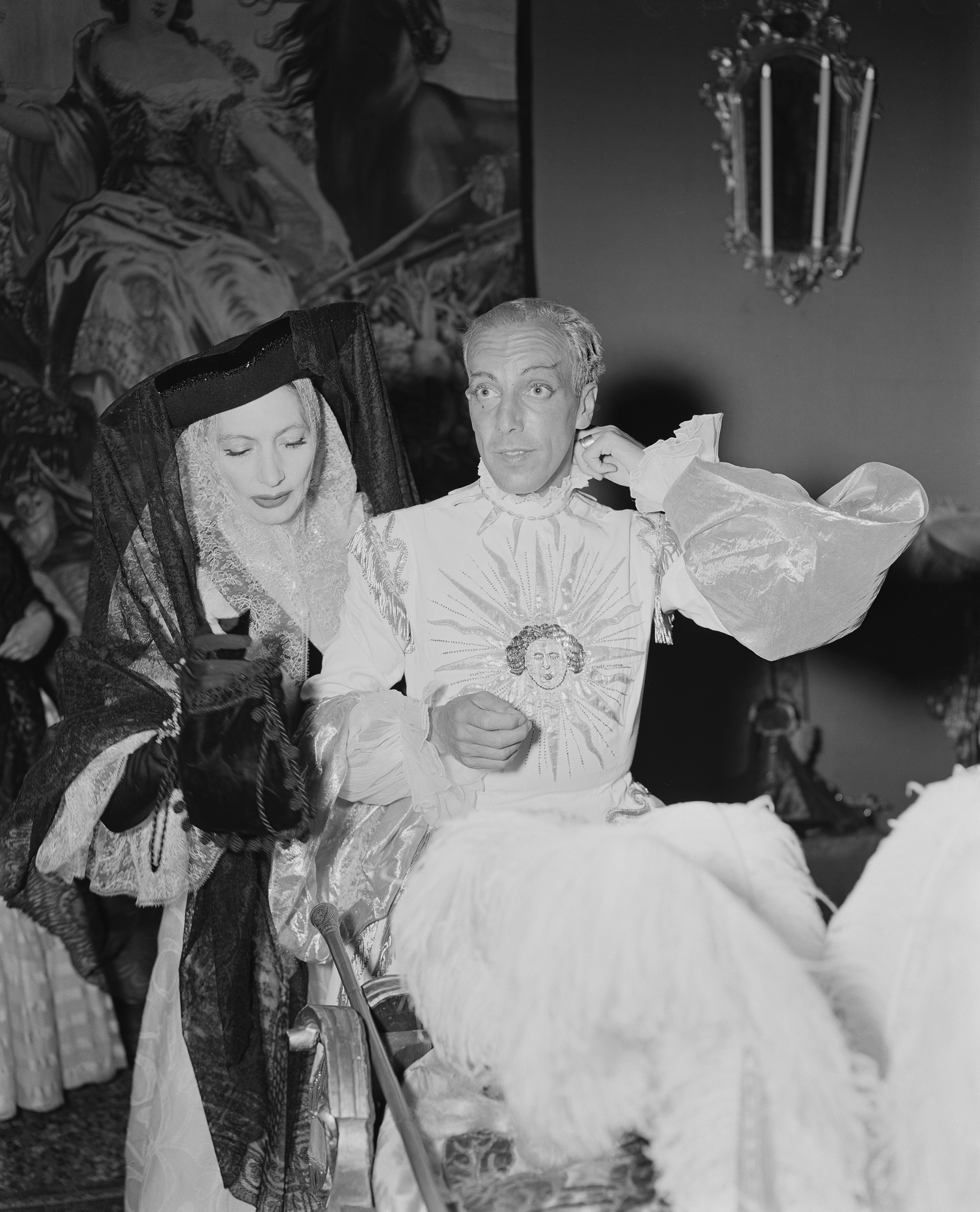 Módní návrháři Jacques Fath a Valentina Schlee na maškarním plese v Palazzo Labia v Venice (1951). Jsou oblečeni jako Král Slunce a Královna noci.