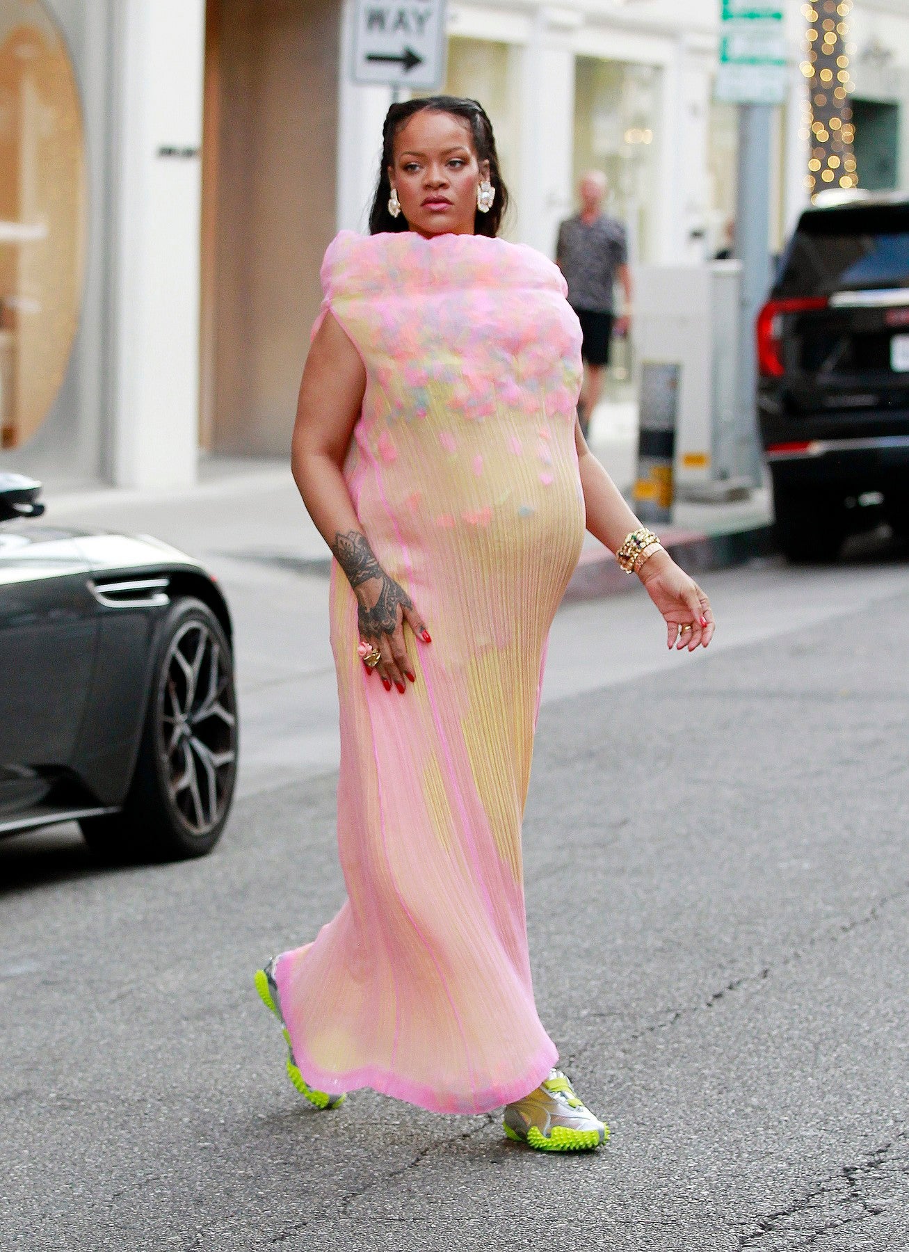 Rihanna šokovala bulvár, ale my její těhotenskou verzi archivního Miyakeho milujeme