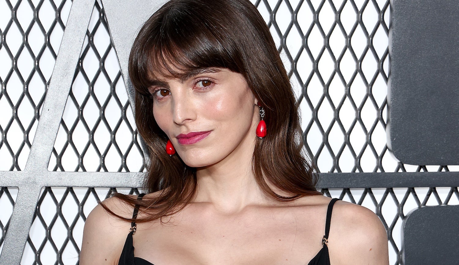 Lekce minimalismu podle Lux Pascal. Červené náušnice jsou nejžhavějším doplňkem k malým černým šatům