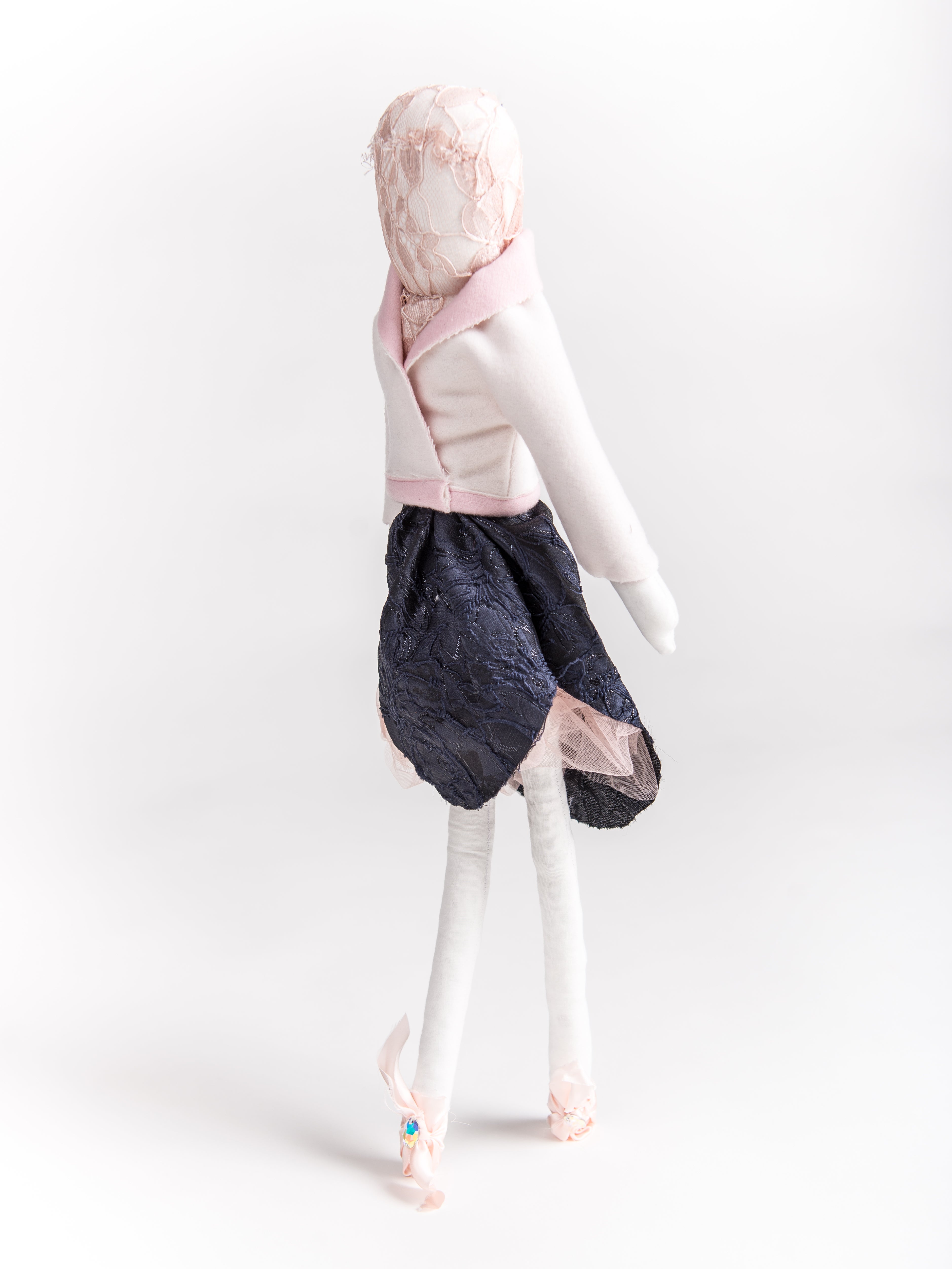 Panenku Julianetku vytvořila v roce 2021 zakladatelka start-upu Ytica Květa Vostrá. V aukci se vydražila za částku 105 500 Kč.