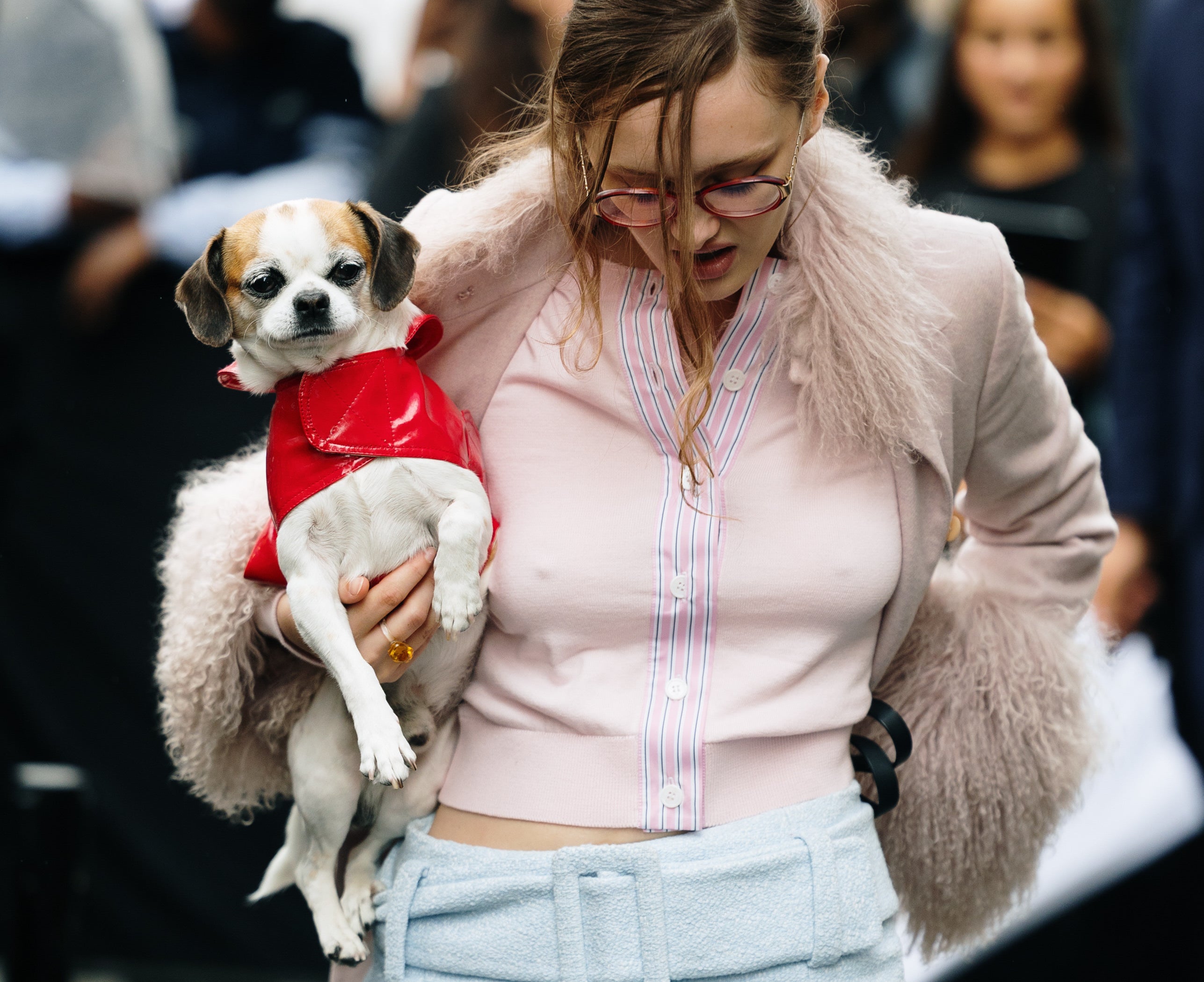 Když rozpálené ulice zkropí déšť. Pařížský street style nabízí spoustu inspirace, co si tento týden vzít na sebe