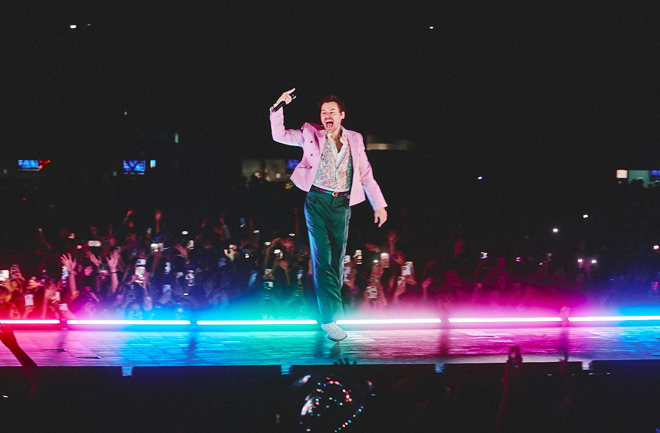 Harry Styles je konečně zpět! První koncert světového turné otevřel v looku od Dior