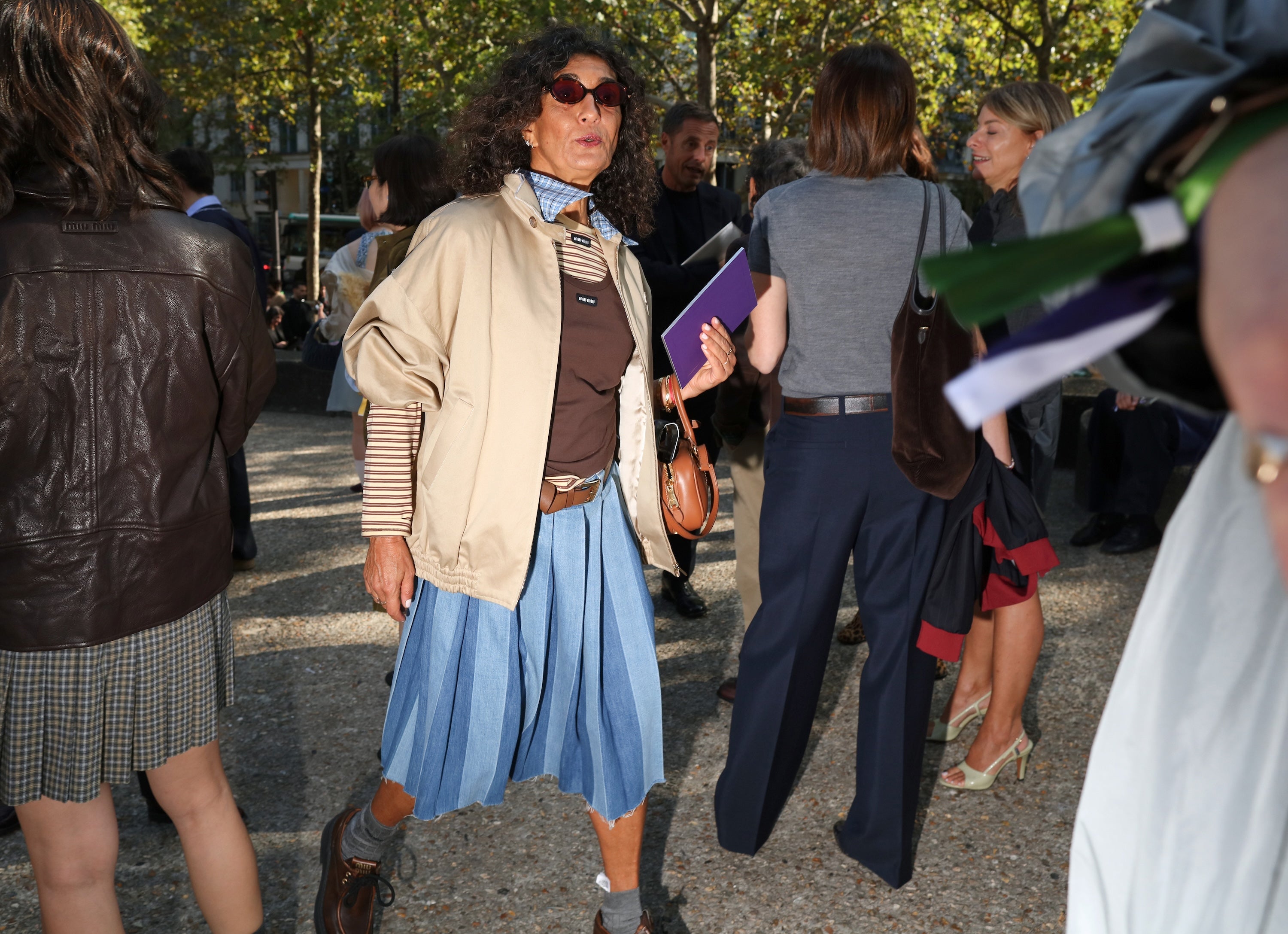 Bonjour, Paris! Pařížský street style diktuje černé krajky, vysoké rozparky, nápadné sukně a elegantní kabátky