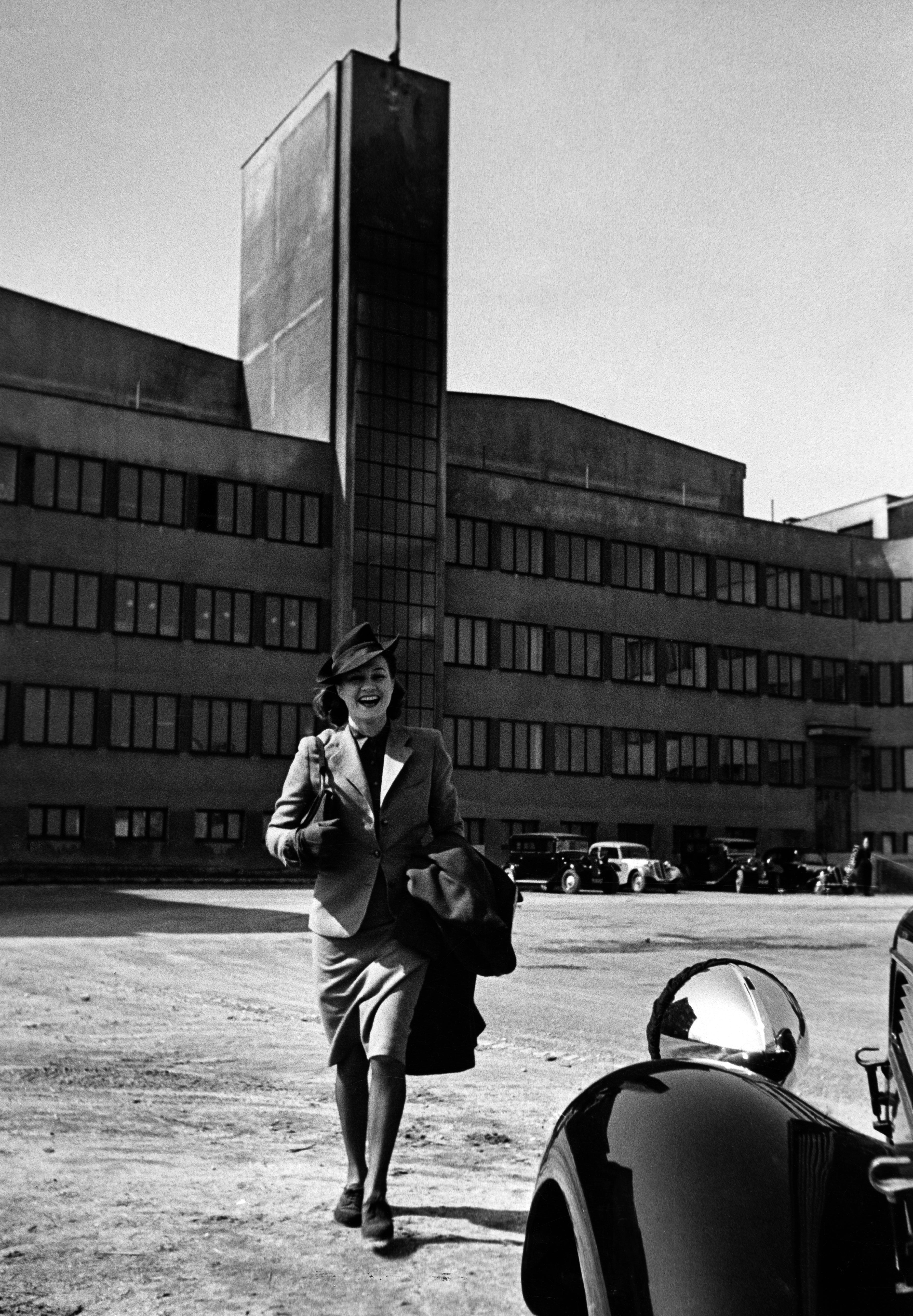 Adina Mandlová před filmovými ateliéry na Barrandově Adina Mandlová před filmovými ateliéry na Barrandově