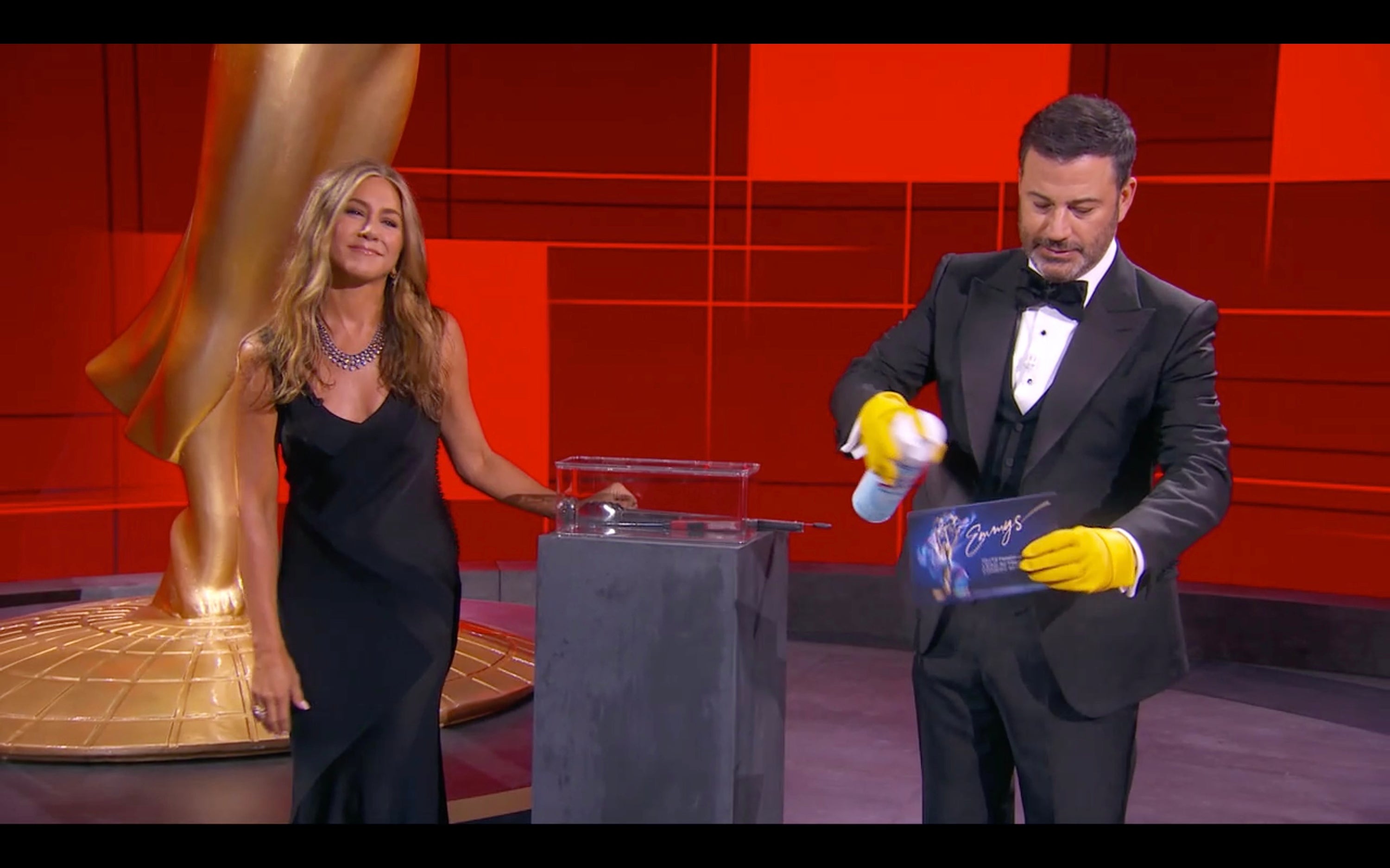 Jennifer Aniston a Jimmy Kimmel na jevišti ve Staples Center v Los Angeles