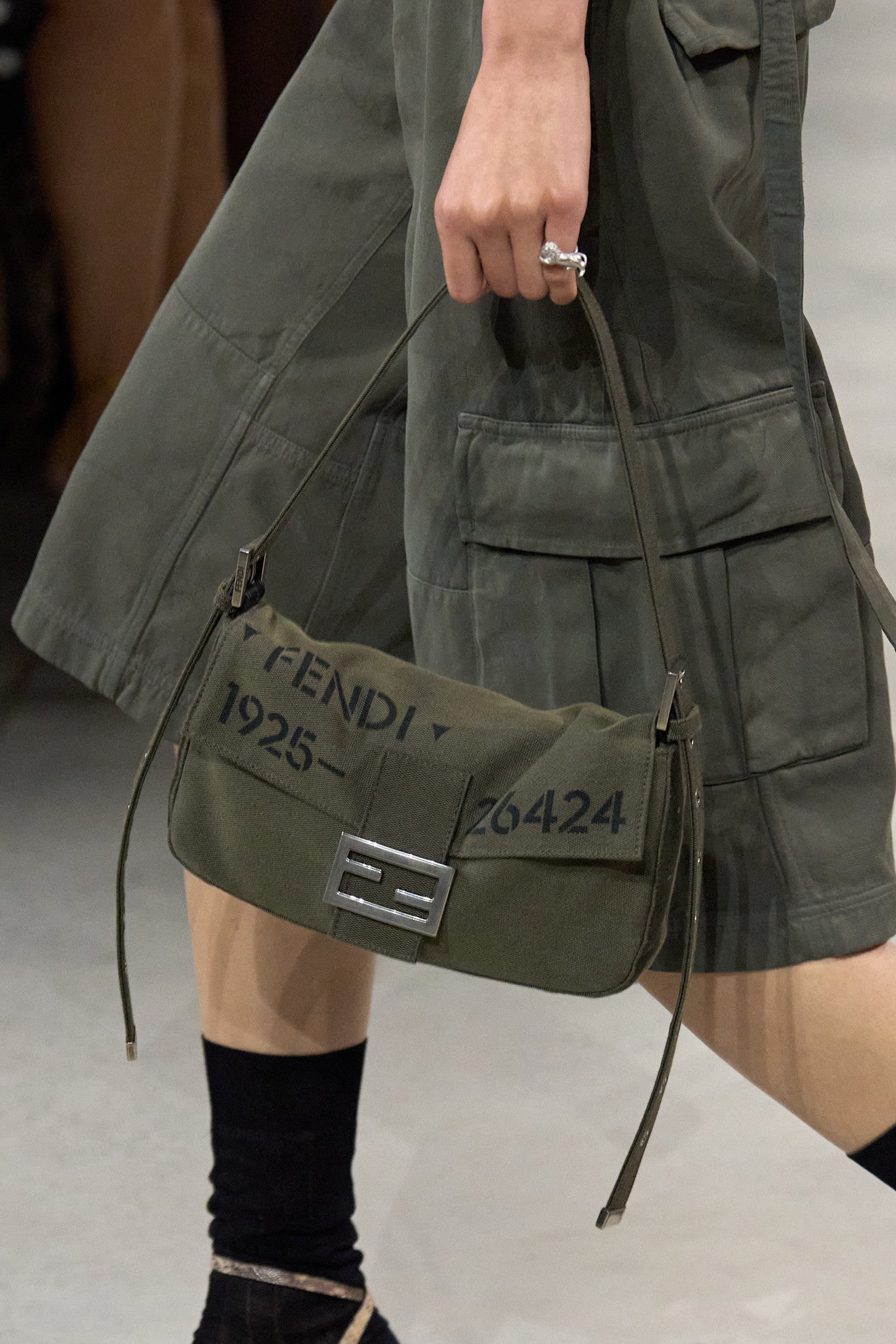 Černá? Ani náhodou. Novou trendy barvou kabelek je army zelená