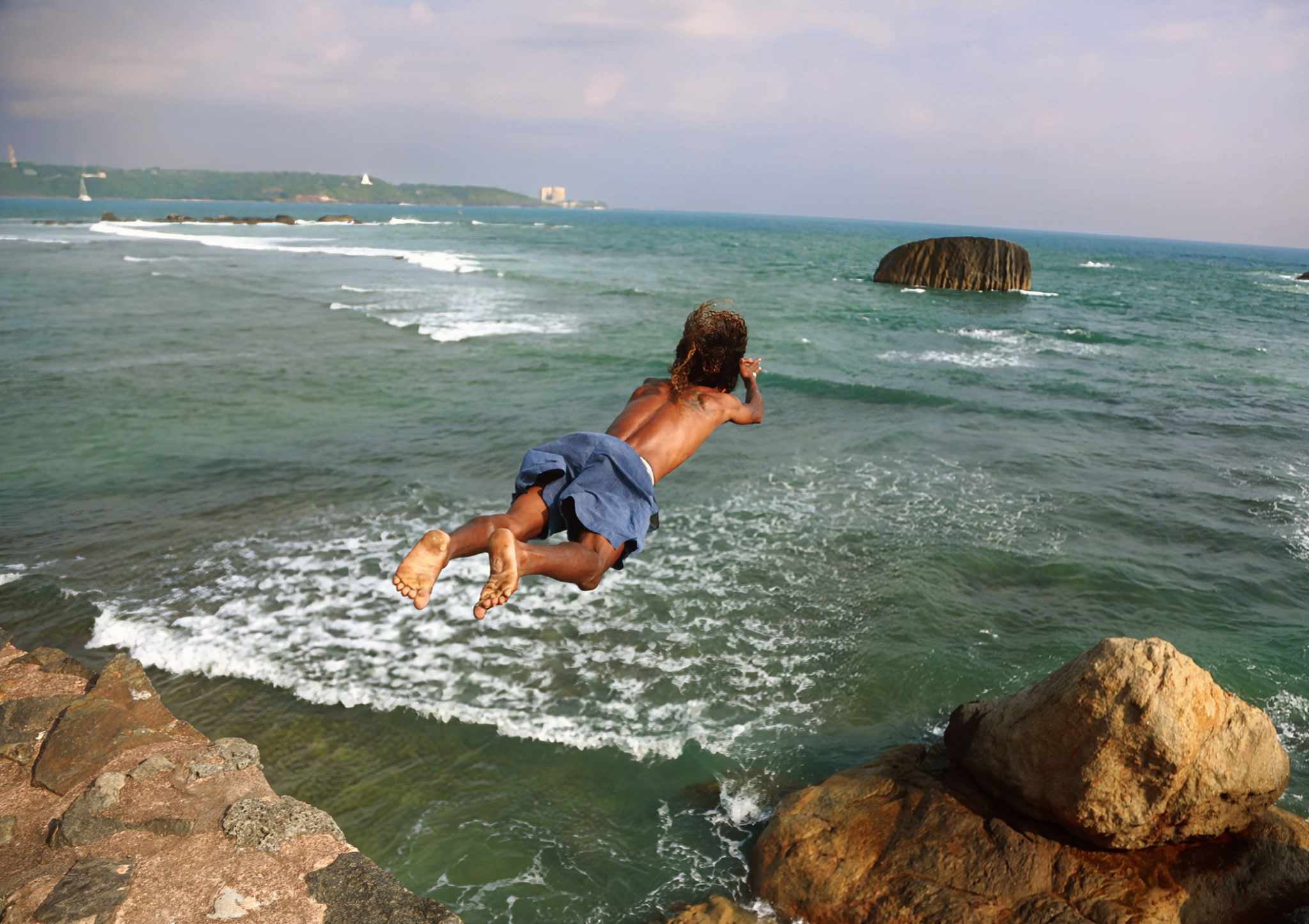 Skokani dopadají do míst, kde to vypadá velmi rizikově.