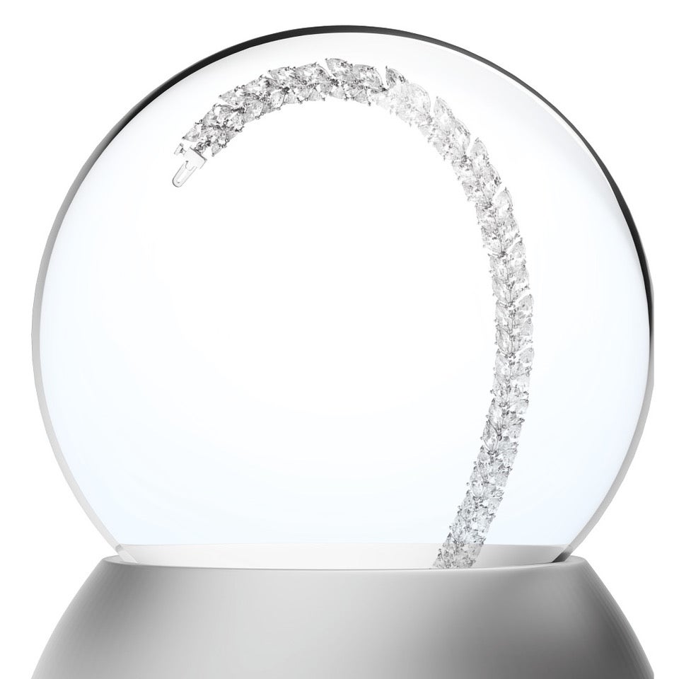 MRAZIVÉ JISKŘENÍ  Stříbrný náramek se zirkony. Prodává Apart, 2990 Kč