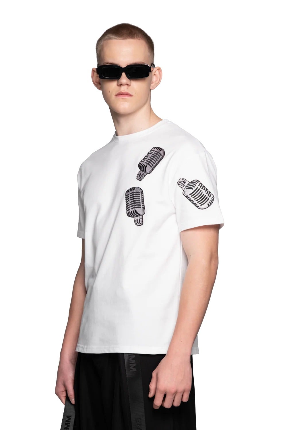 Unisexové bílé tričko s nášivkami The Mic, EMBLEMM, 2750 Kč