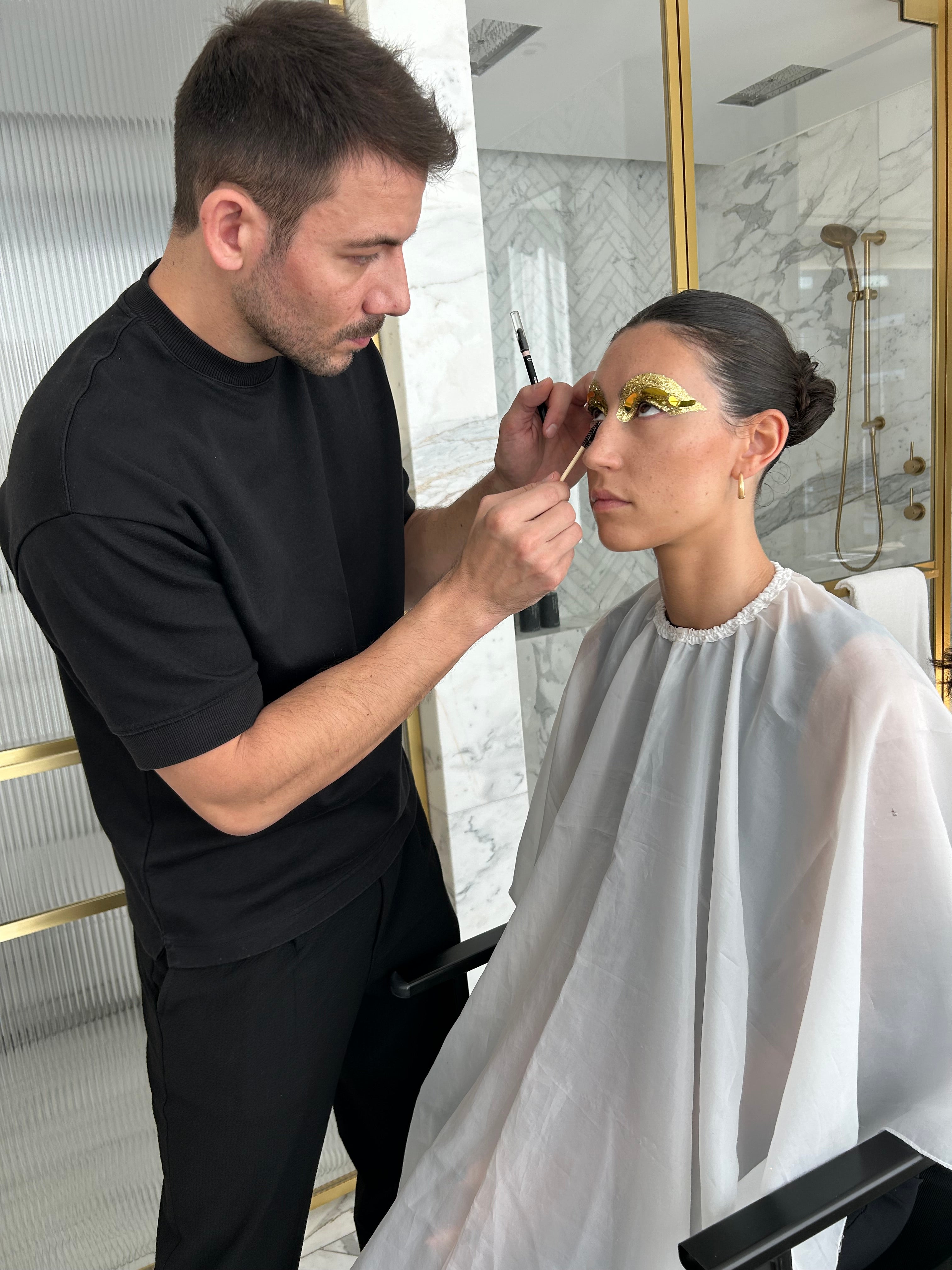 Make-up artist Petr Simon Fridrich při líčení