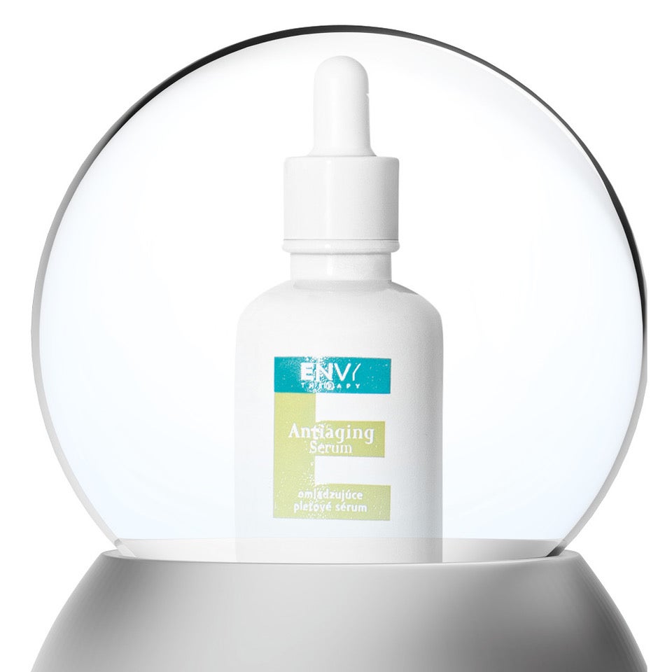 KAŽDÝ DEN  Omlazující sérum s vysokým obsahem kyseliny hyaluronové a mořského kolagenu účinně bojuje proti vráskám a zpomaluje proces stárnutí pleti. Aktivní složky ve vyšších koncentracích dodávají pleti jasnost, pružnost a pevnost. Prodává Envy Therapy, 2260 Kč