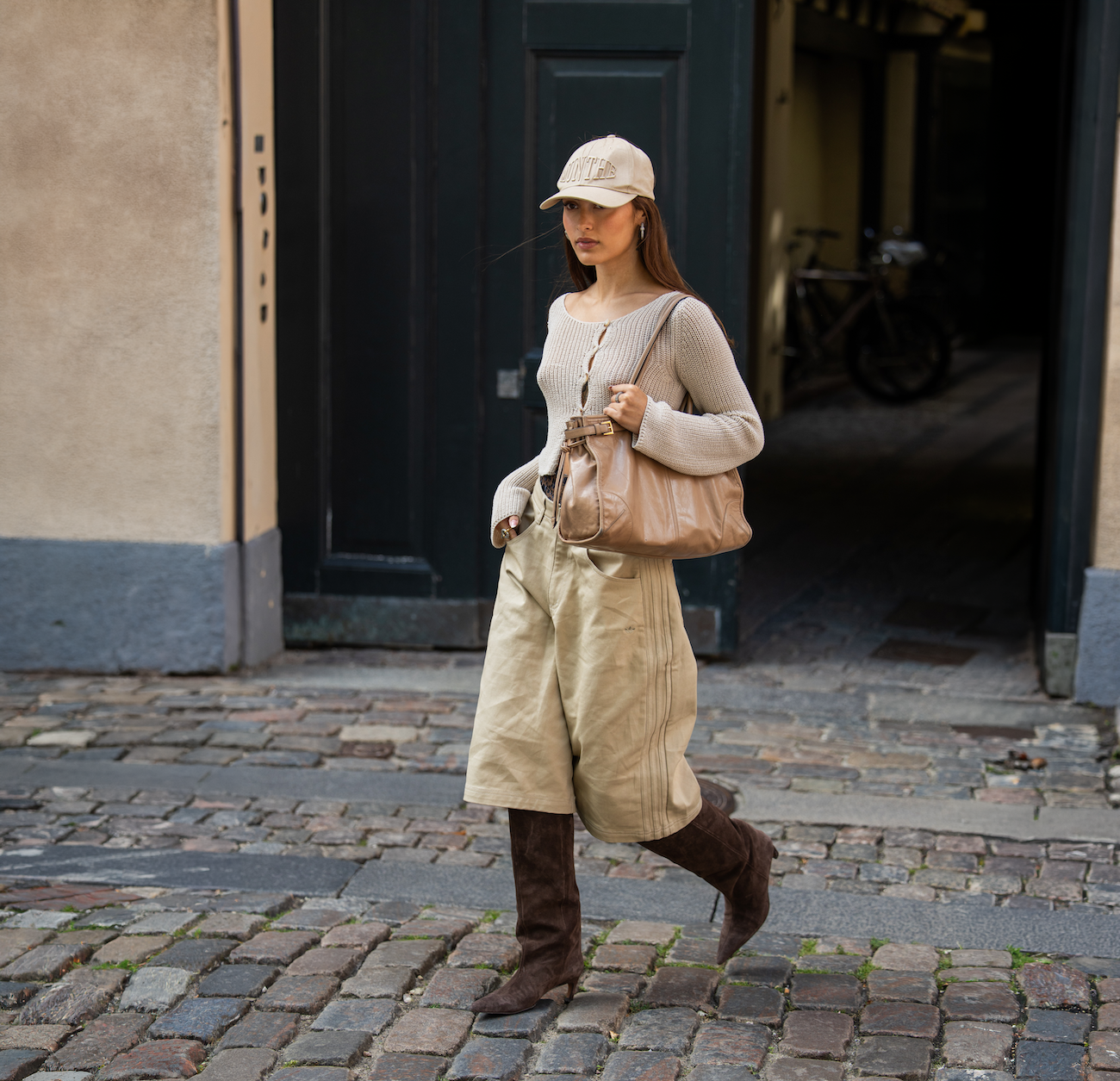 Dlouhé šortky a kozačky. Ideální jarní kombinace 