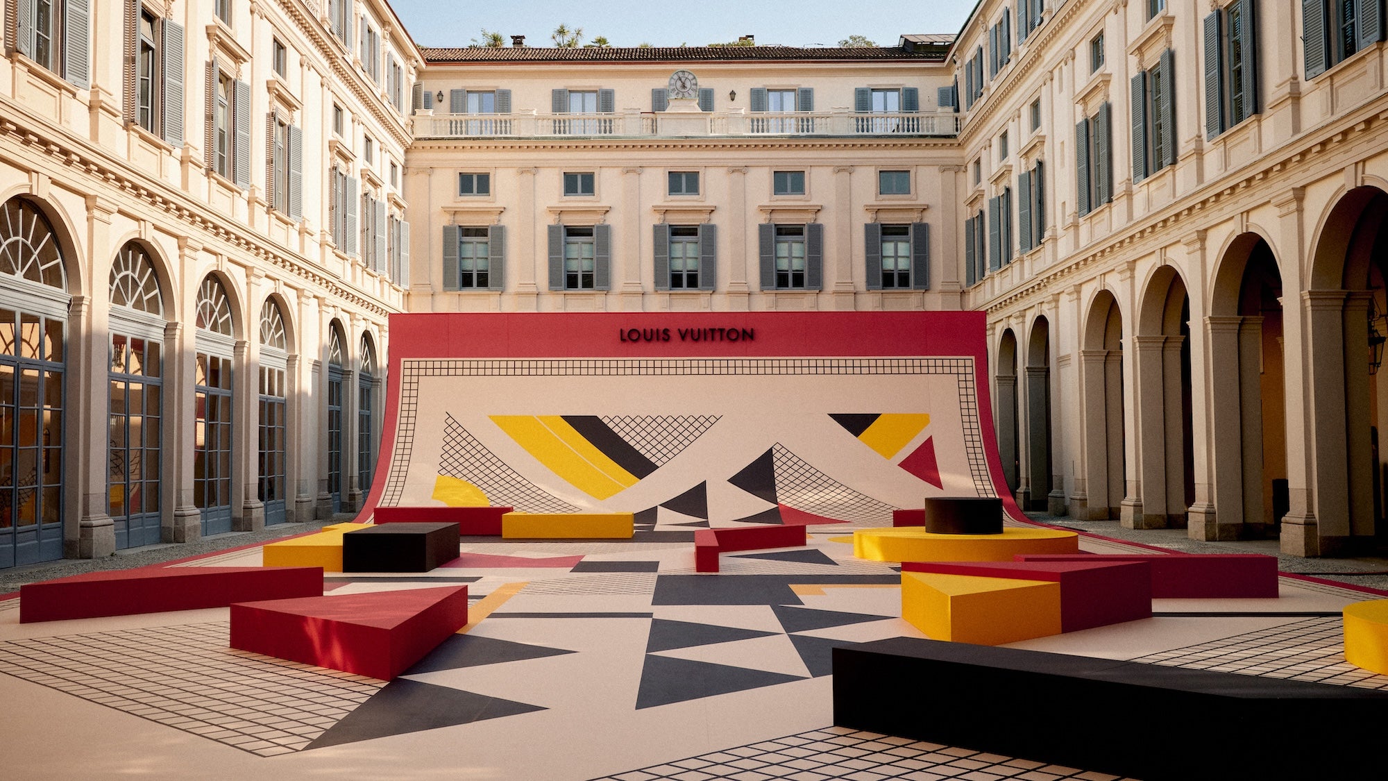 LOUIS VUITTON roztančil nádvoří Palazzo Serbelloni barevnou scénografií i DJ setem. Uvnitř značka představila novou kolekci Objets Nomades po boku ikonických kufrů v artdecové instalaci.