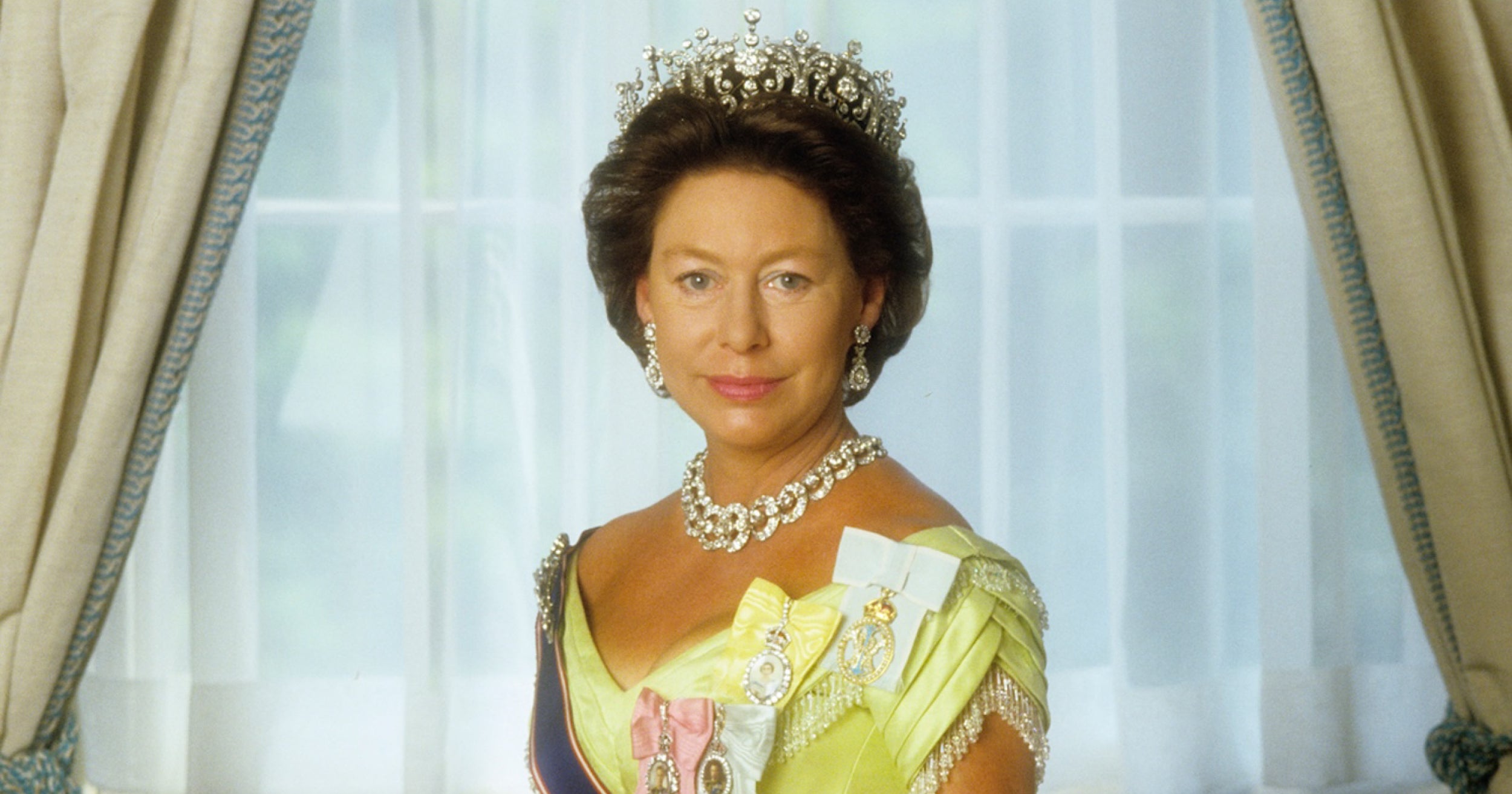 Vlasy tmavé, oči hluboké. V ruce cigareta! Margaret, největší rebelka mezi princeznami