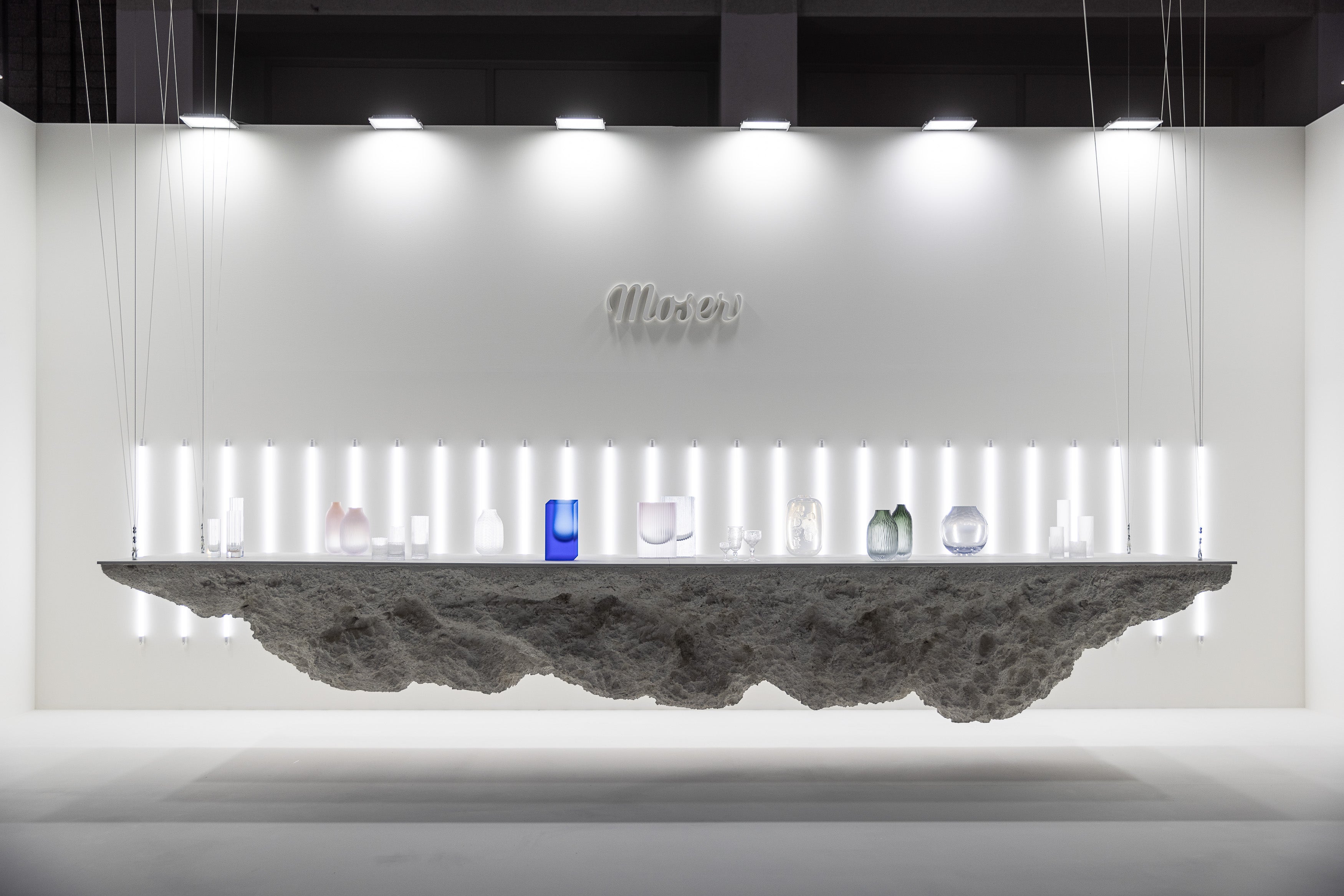 Levitující mrak se skleněnými vázami Moser od designéra Jana Plecháče