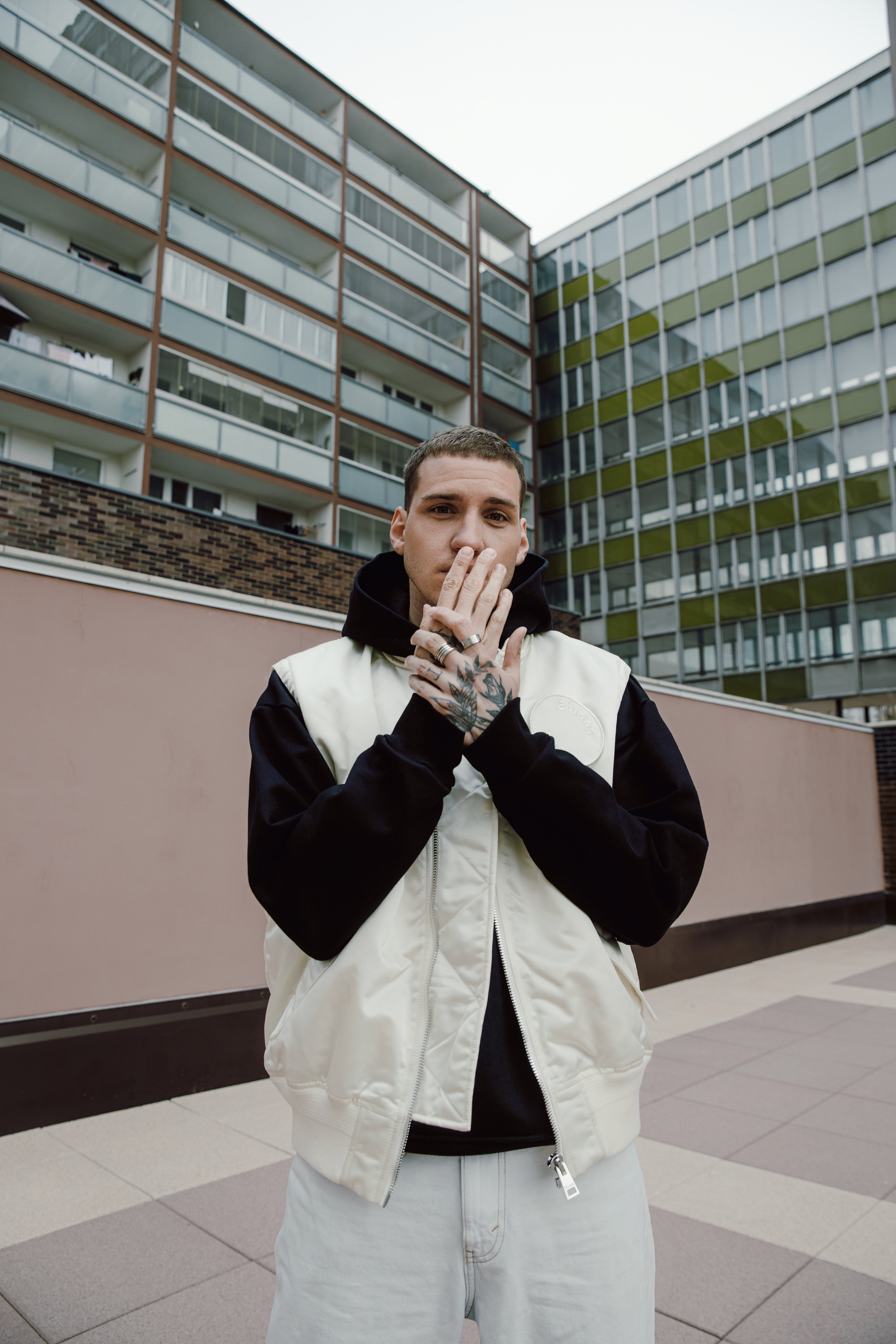 NobodyListen má na sobě bomber, Études, prodává Zalando, 12 610 Kč; džíny, YMC You Must Create, prodává Zalando, 3 888 Kč; mikinu, Martin Asbjørn, prodává Zalando, 3 456 Kč. NobodyListen má na sobě bomber, Études, prodává Zalando, 12 610 Kč; džíny, YMC You Must Create, prodává Zalando, 3 888 Kč; mikinu, Martin Asbjørn, prodává Zalando, 3 456 Kč.