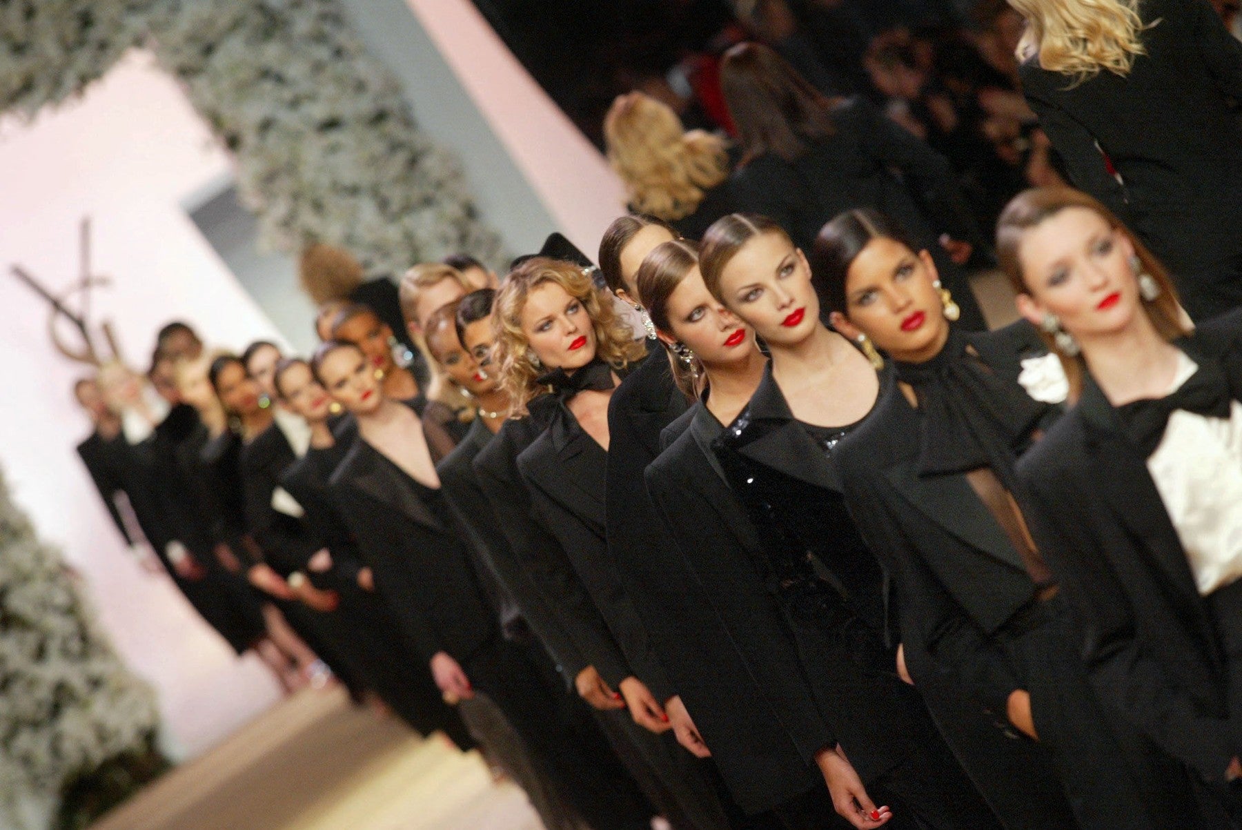 Le Smoking od Yves Saint Laurenta. 60 let obleku, který definoval moderní ženu