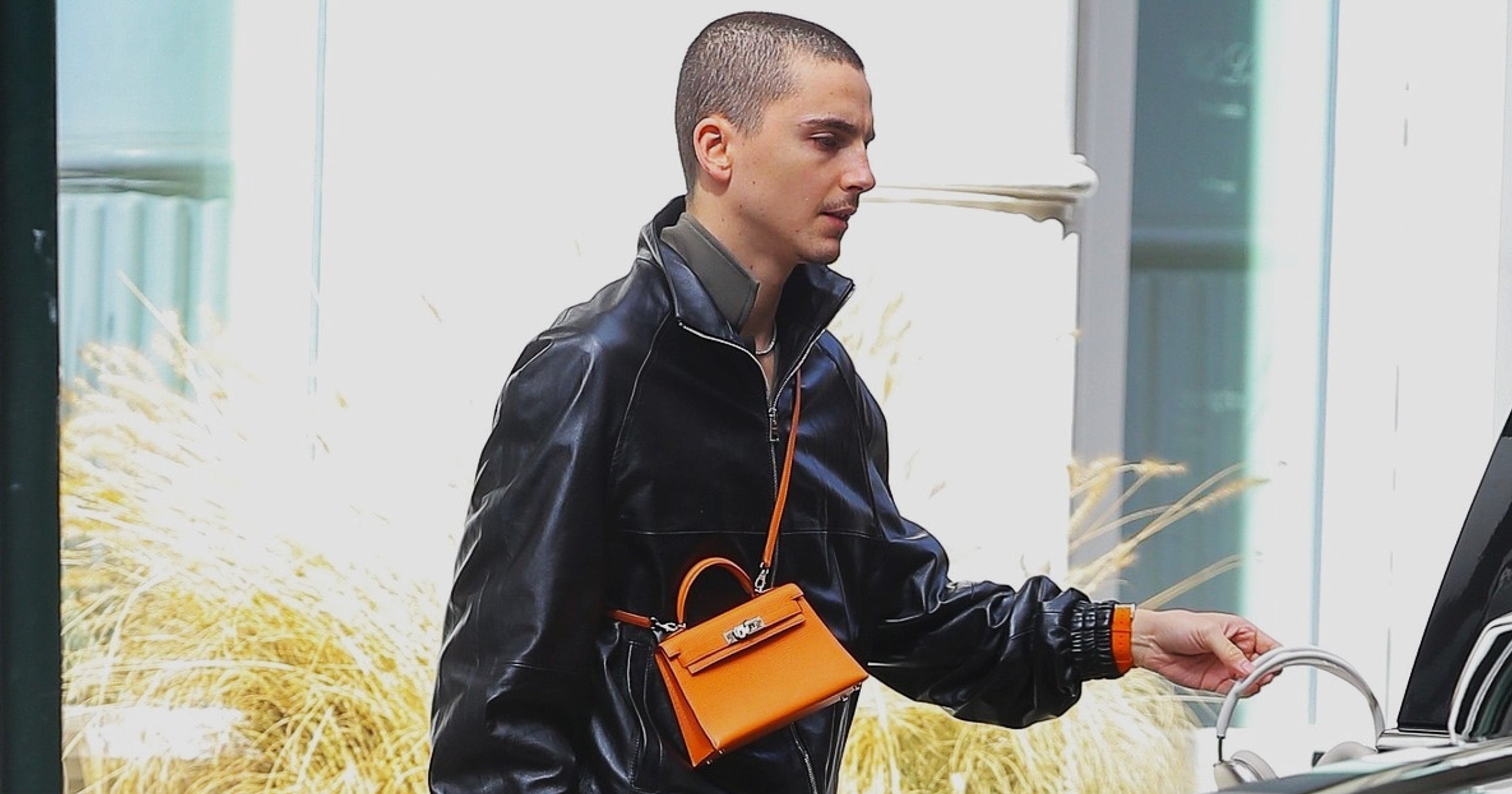 Timothée Chalamet s kultovní kabelkou v ikonickém odstínu nastavuje nový trend