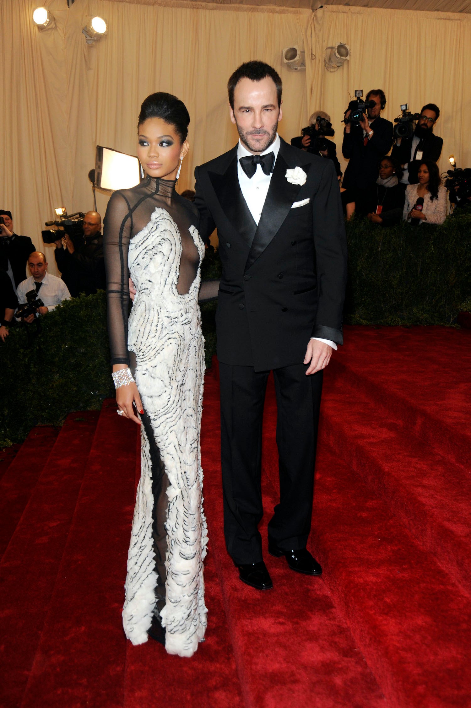 Tom Ford a Chanel Iman na MET gala "Schiaparelli And Prada: Impossible Conversations", květen 2012