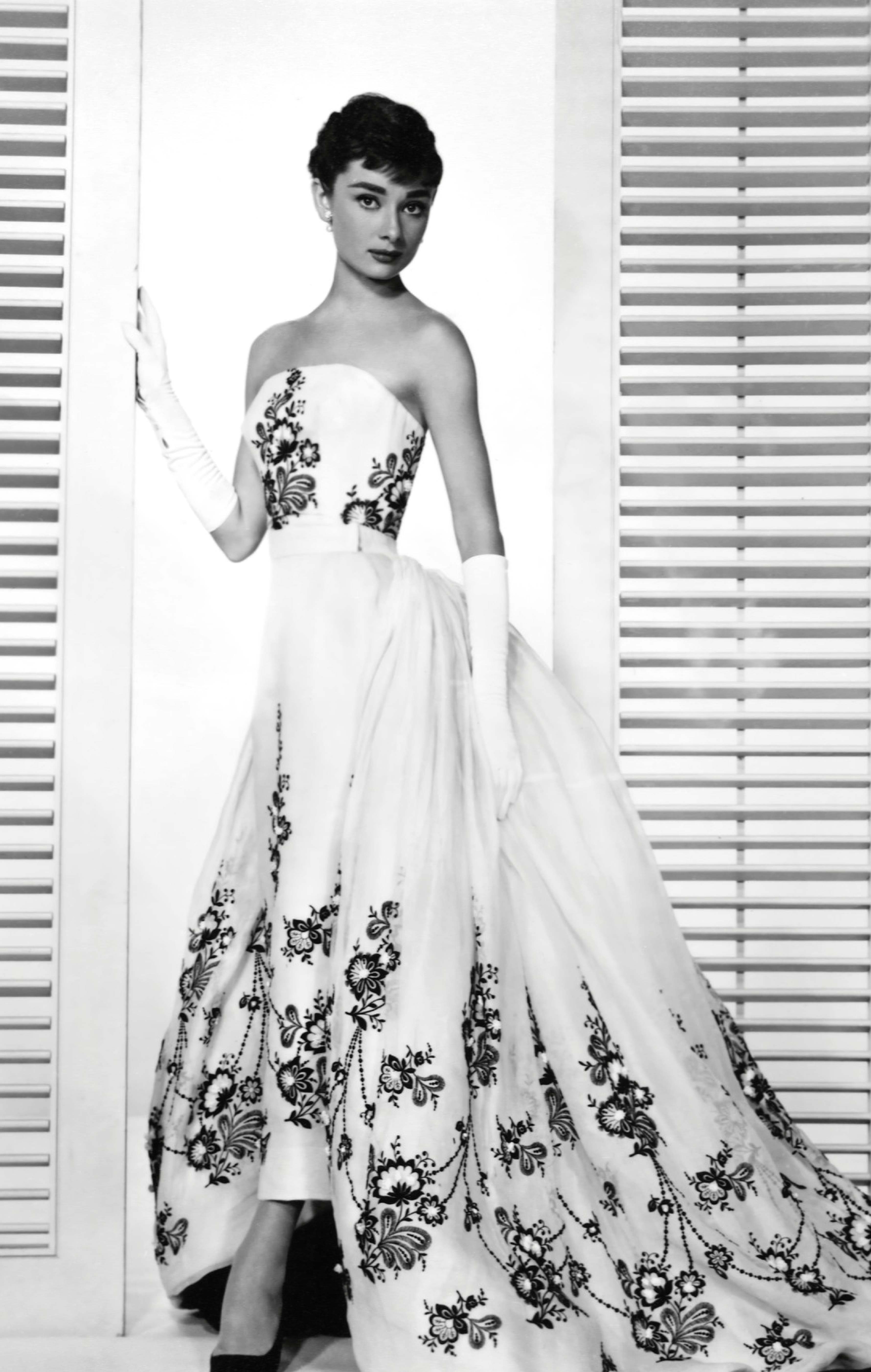 Audrey Hepburn ve filmu Sabrina (1954), režie Billy Wilder, Paramount Pictures, Kostýmy: Edith Head Audrey Hepburn ve filmu Sabrina (1954), režie Billy Wilder, Paramount Pictures, Kostýmy: Edith Head