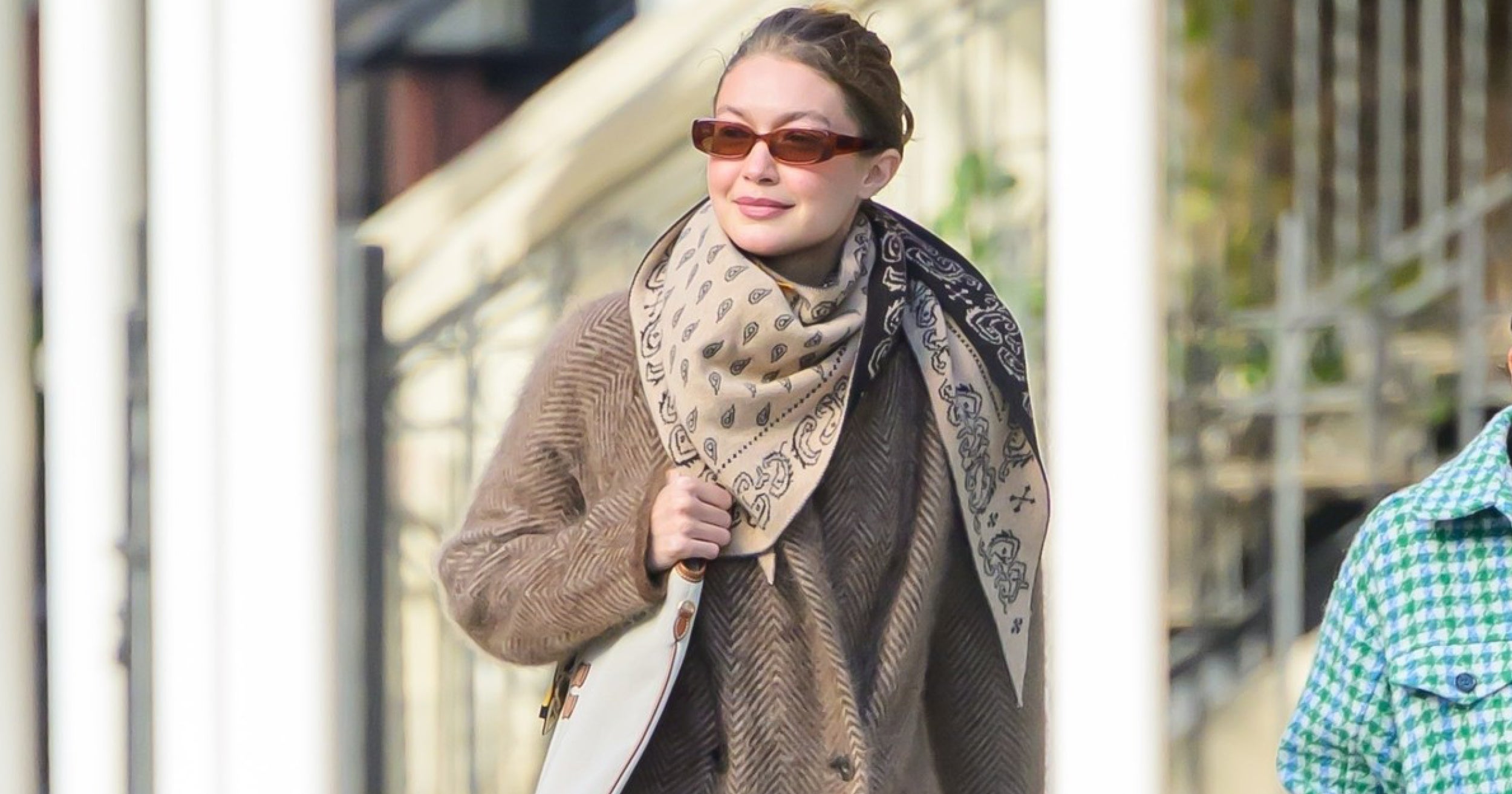 Gigi Hadid si v New Yorku vyšla jako supermodelka převlečená za plyšáka