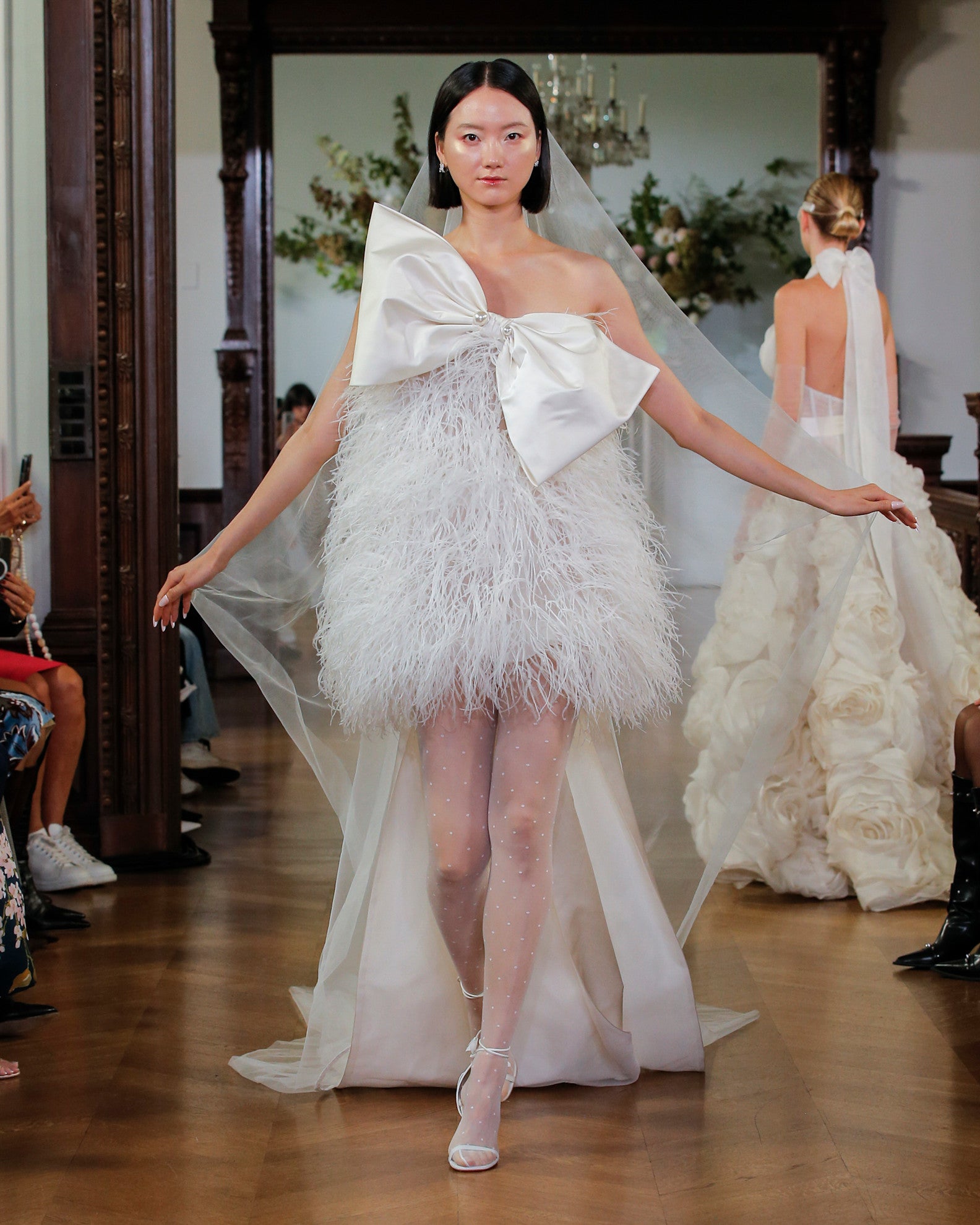 Největší trendy ve svatebních šatech na podzim a zimu 2026 podle newyorského fashion weeku