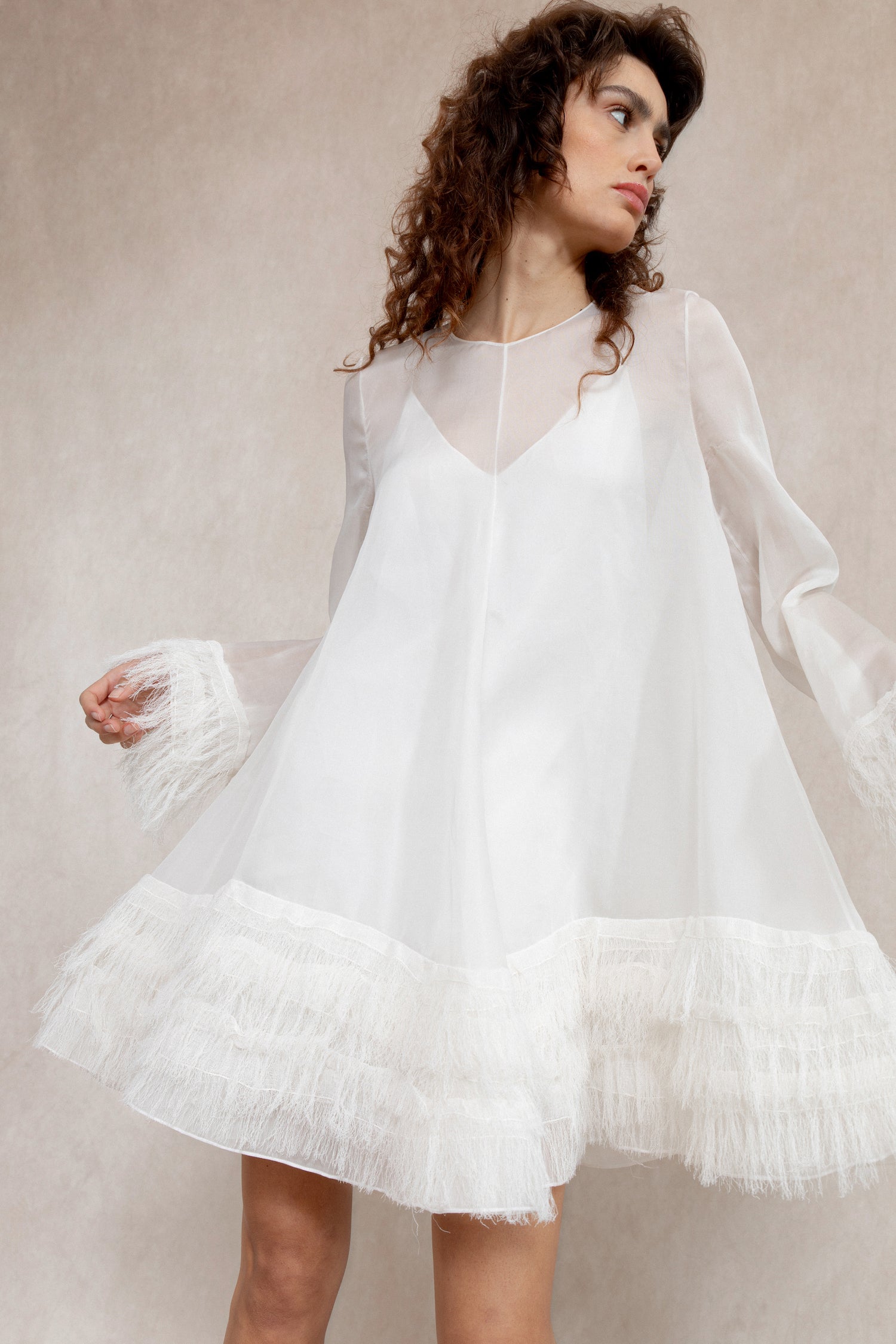 Bílé minišaty z kolekce La Mariée 2024, MAISON RABIH KAYROUZ