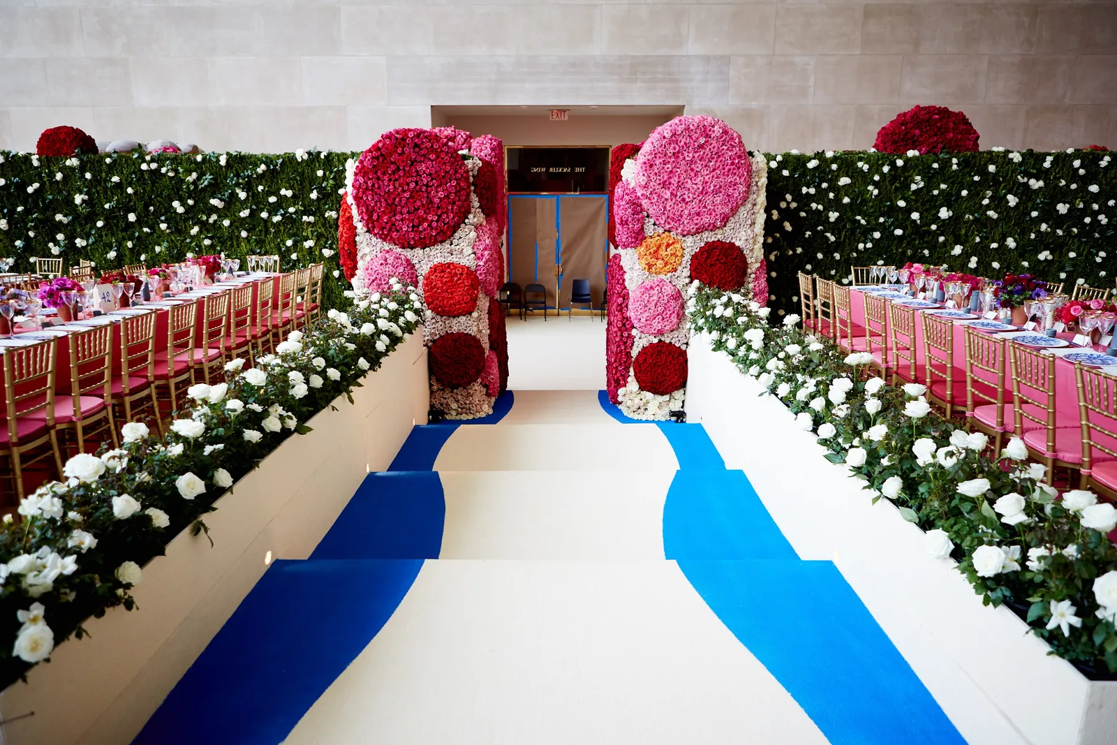 Večeře se konala v Dendurském chrámu v barvách červené, růžové a modré