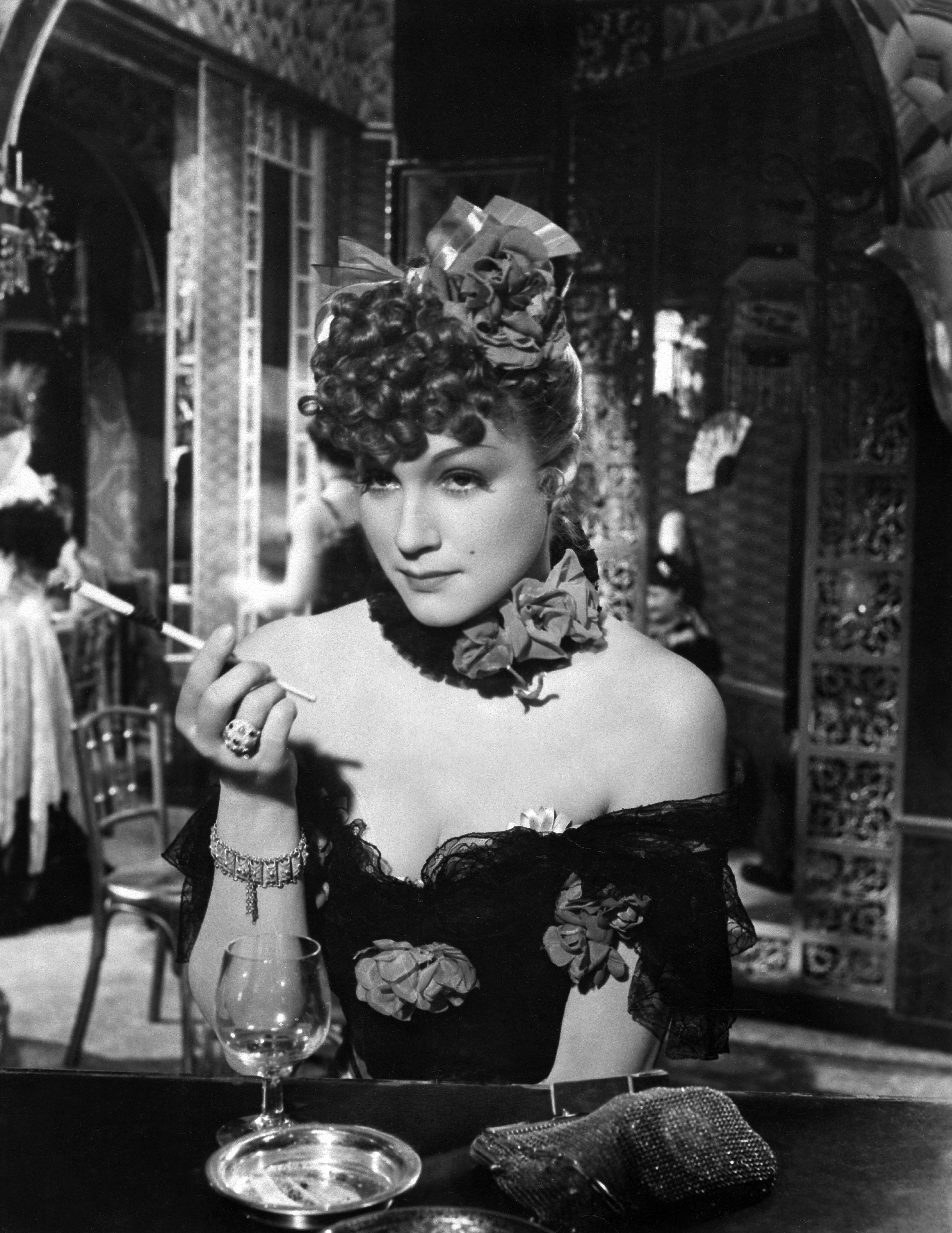 Adina Mandlová ve filmu Noční motýl (1943)