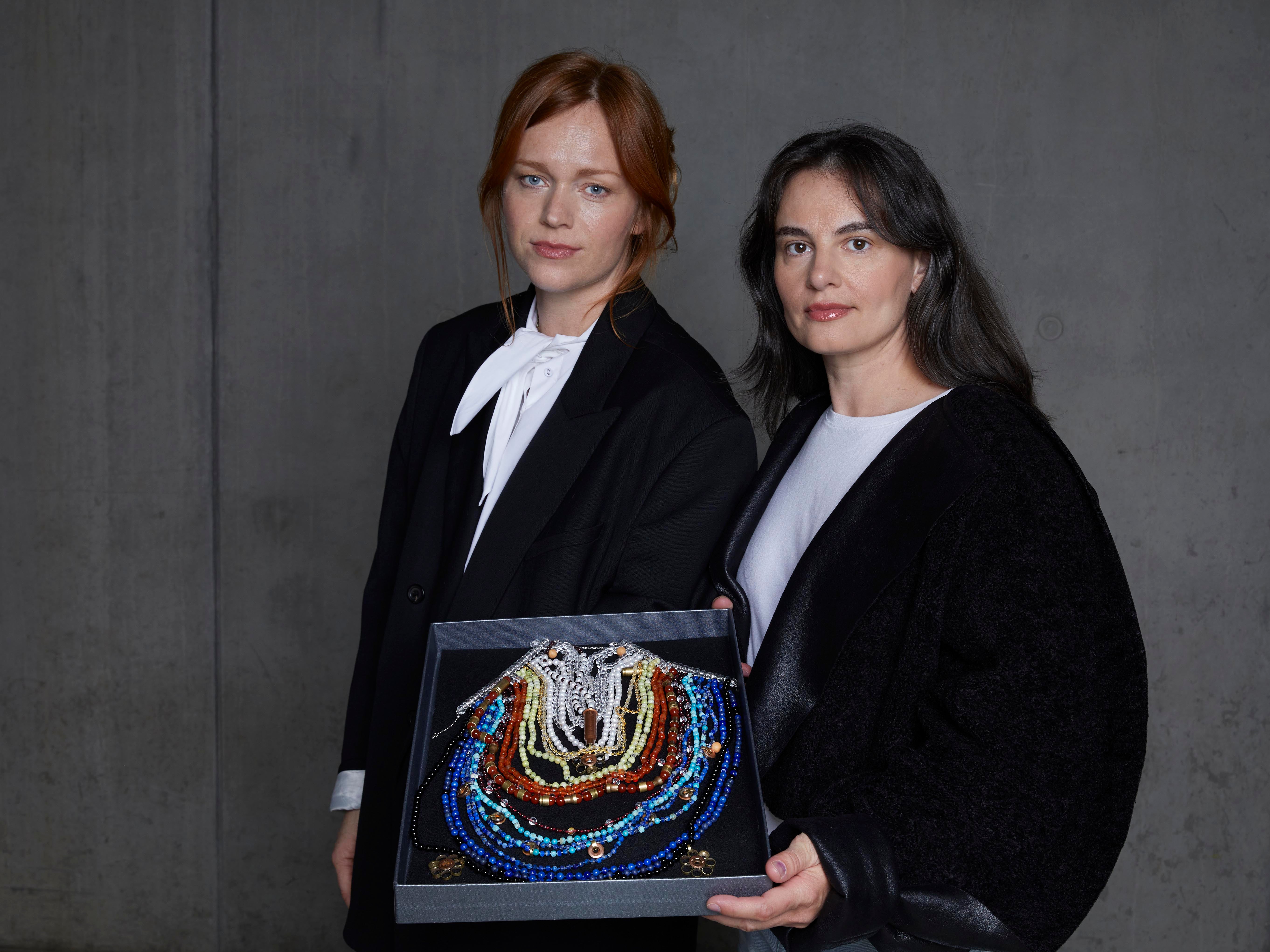 Autorky šperku Boj krásou Ester Geislerová a Veronika Velčovská Jiroušková Autorky šperku Boj krásou Ester Geislerová a Veronika Velčovská Jiroušková