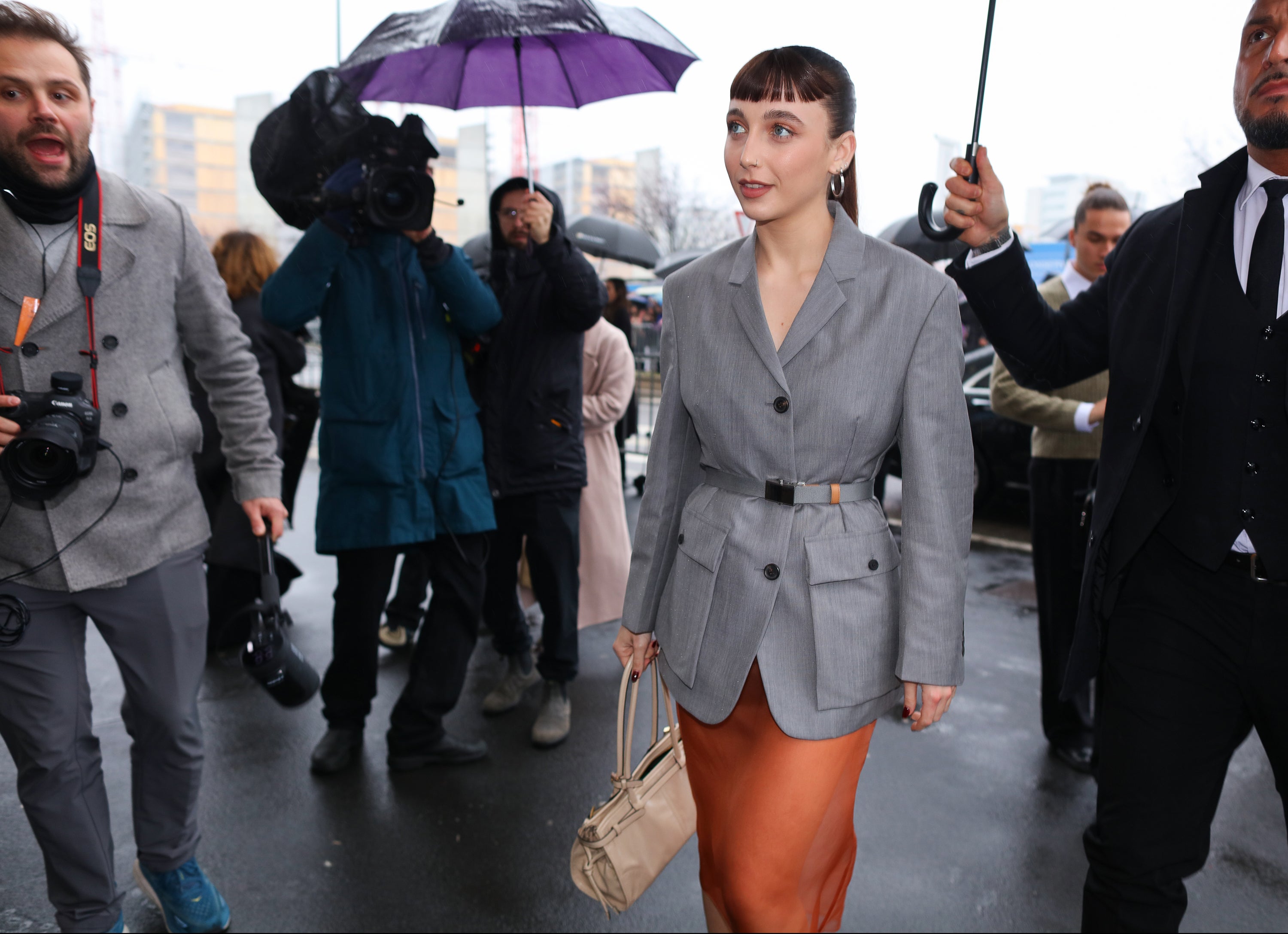 Street style na milánském fashion weeku: Barevné kabáty, officecore, 70s