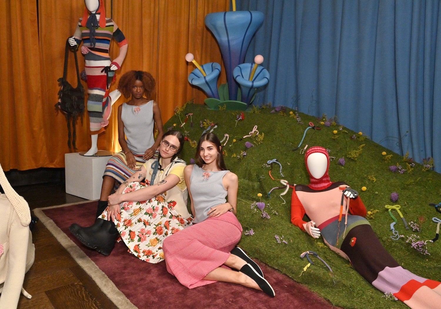 Příze místo telefonu. Generace Z odhazuje mobily a místo scrollování plete a háčkuje