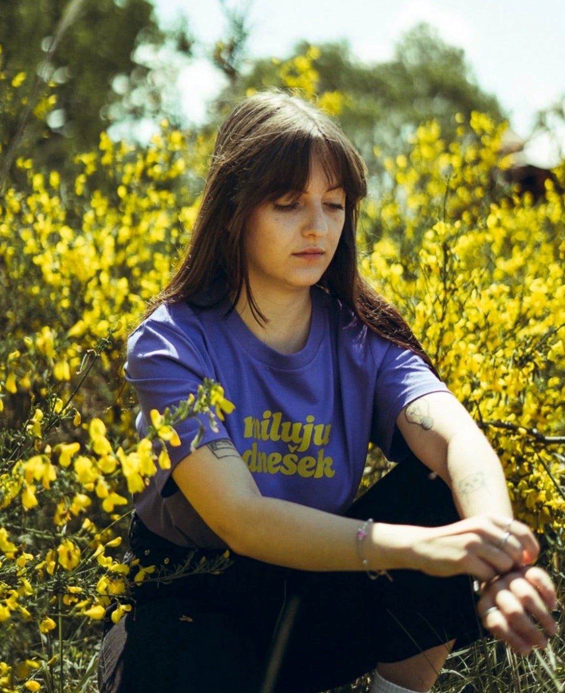 Letní tričko, které nikdo jiný nemá. Tyhle české značky vás překvapí