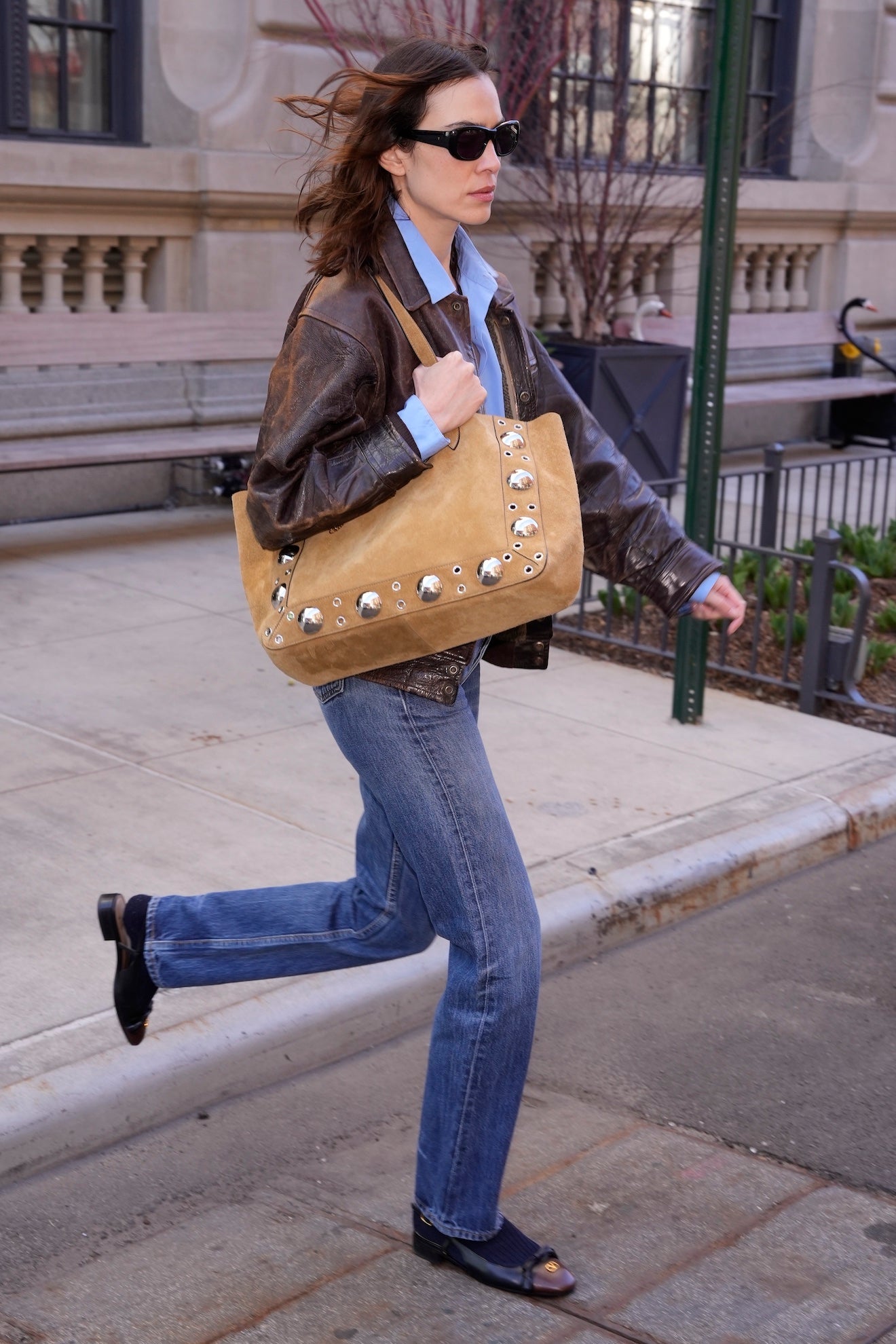 Alexa Chung v New Yorku s kabelkou Valentino Garavani Nellcôte, 27. března 2025