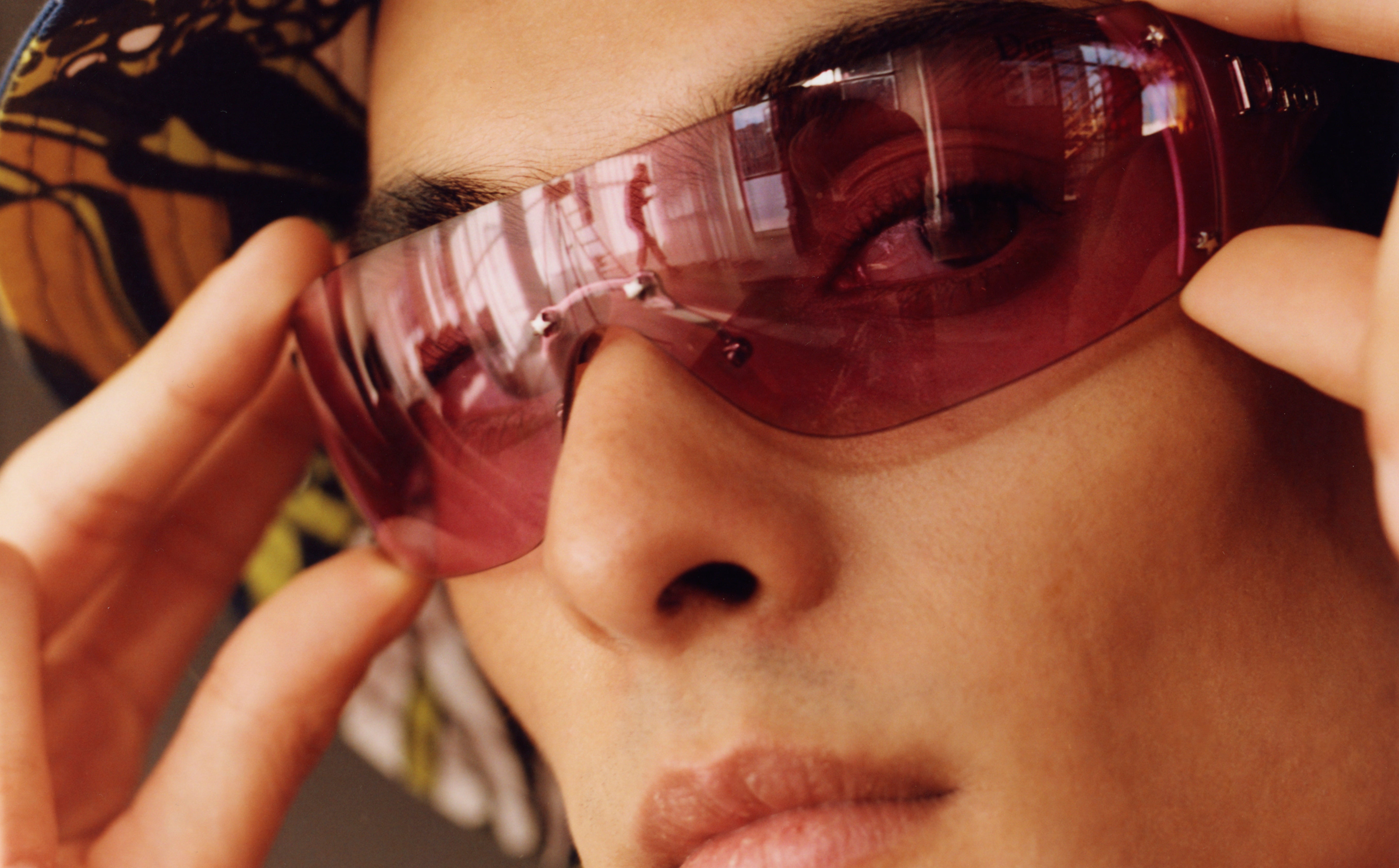 Sluneční brýle, Dior; čepice, Dolce & Gabbana. Sluneční brýle, Dior; čepice, Dolce & Gabbana.