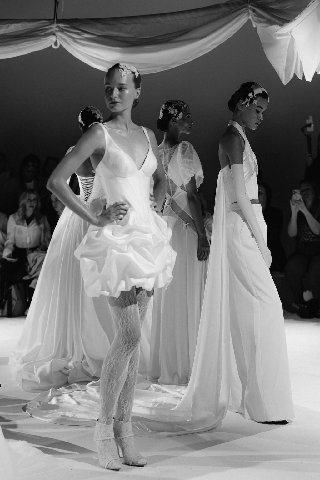 Budoucí nevěsty, pozor! Tady jsou největší trendy z newyorského týdne svatební módy 