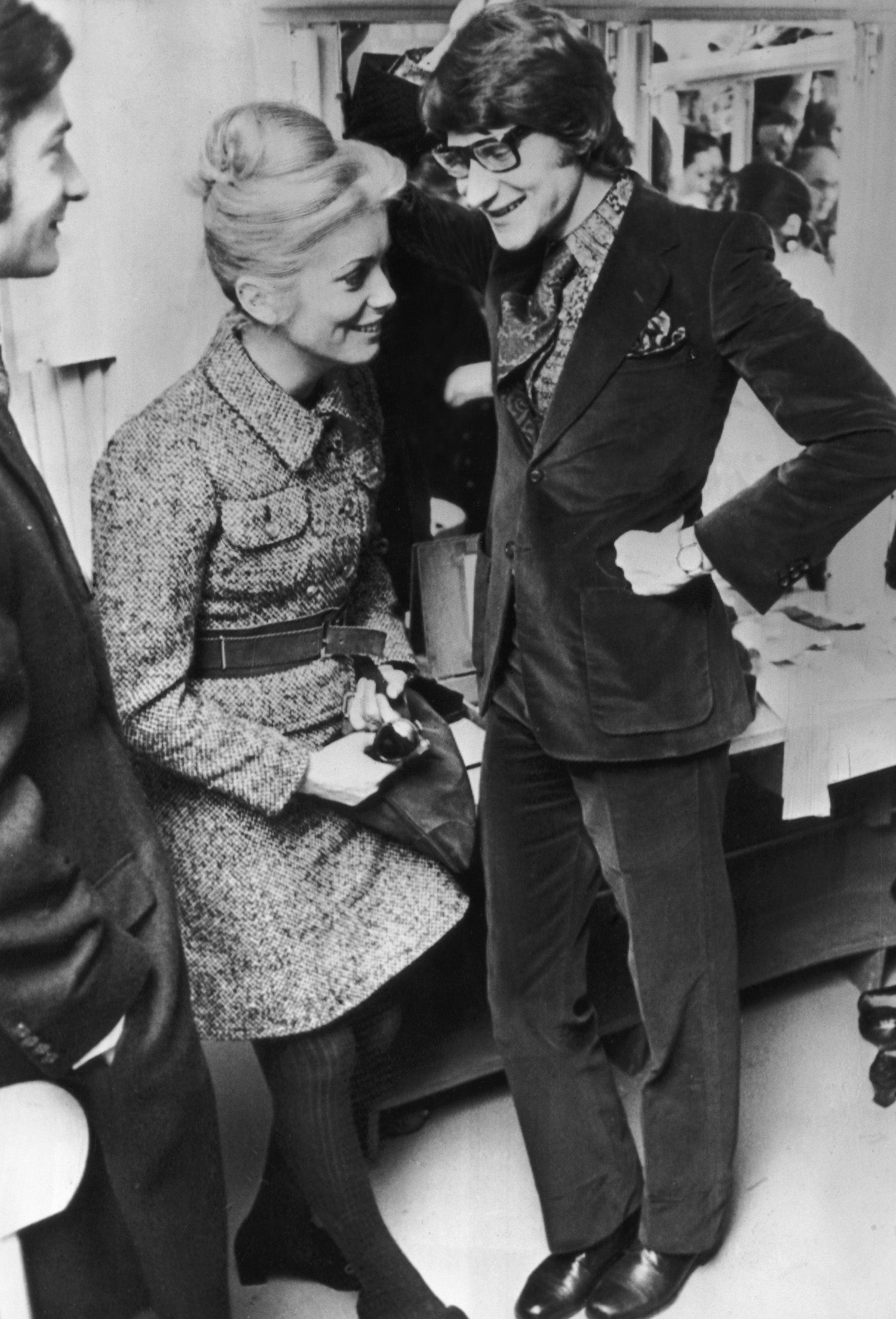 Yves Saint Laurent a Catherine Deneuve v zákulisí módní přehlídky, leden 1968       Autor: Keystone-France/Gamma-Rapho via Getty Images