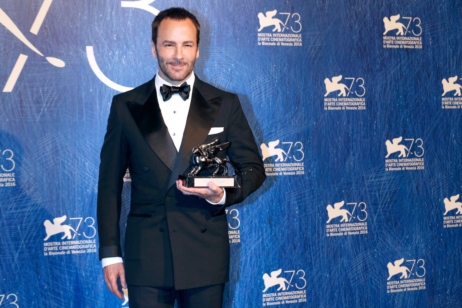 Tom Ford při přebírání ceny Filmového festivalu v Benátkách, září 2016