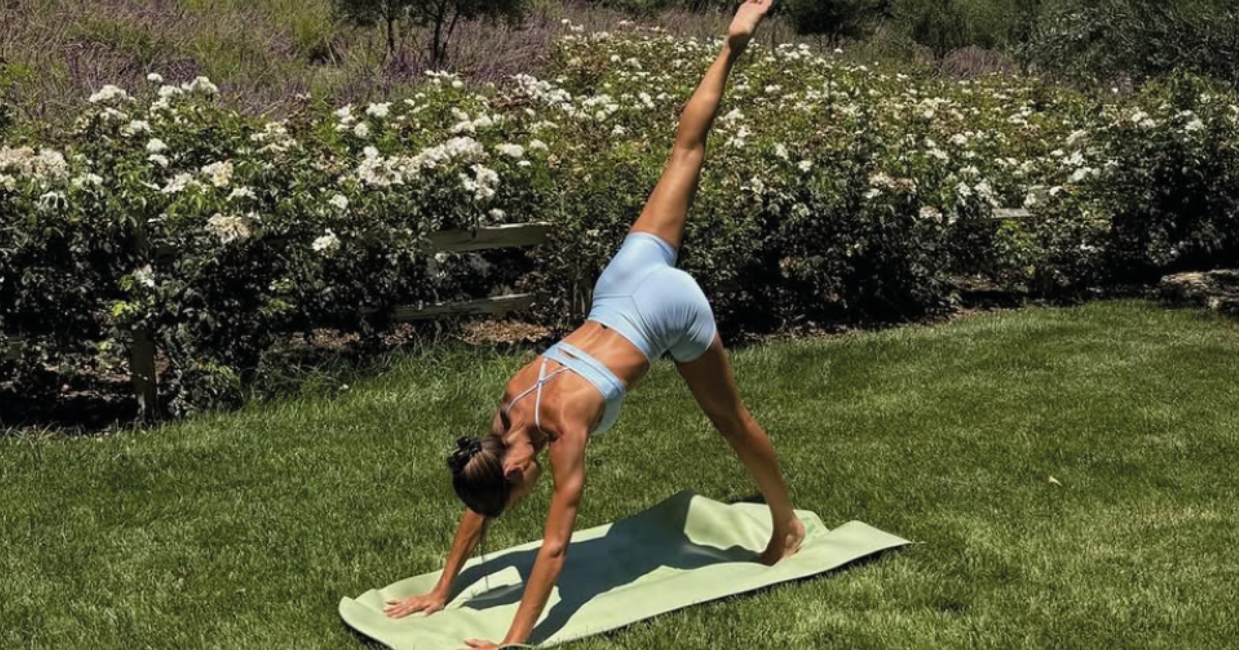 4 barvy, které letos ovládnou fitko (a nejspíš i vaši skříň)