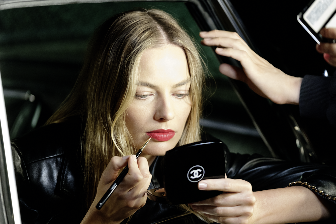 Margot Robbie při natáčení nové kampaně na rtěnky Rouge Velvet Allure Nuit Blanche