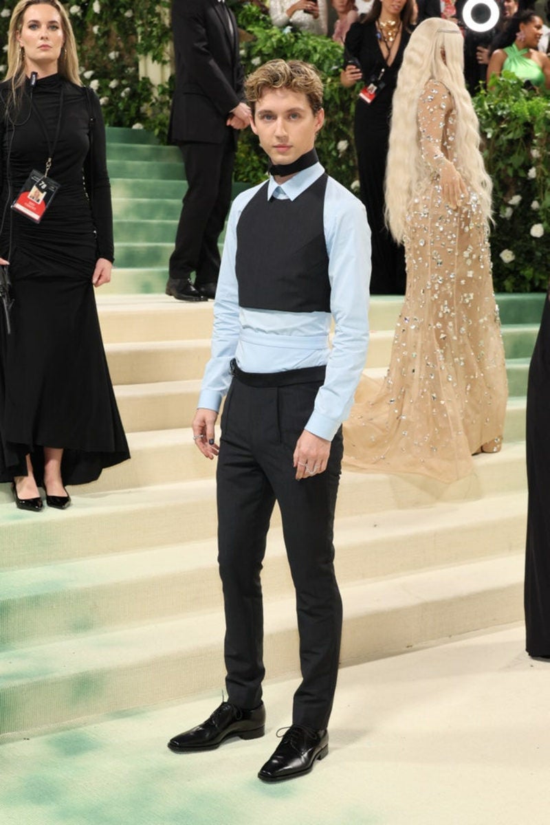 Troye Sivan v obleku Prada na Met Gala 2024