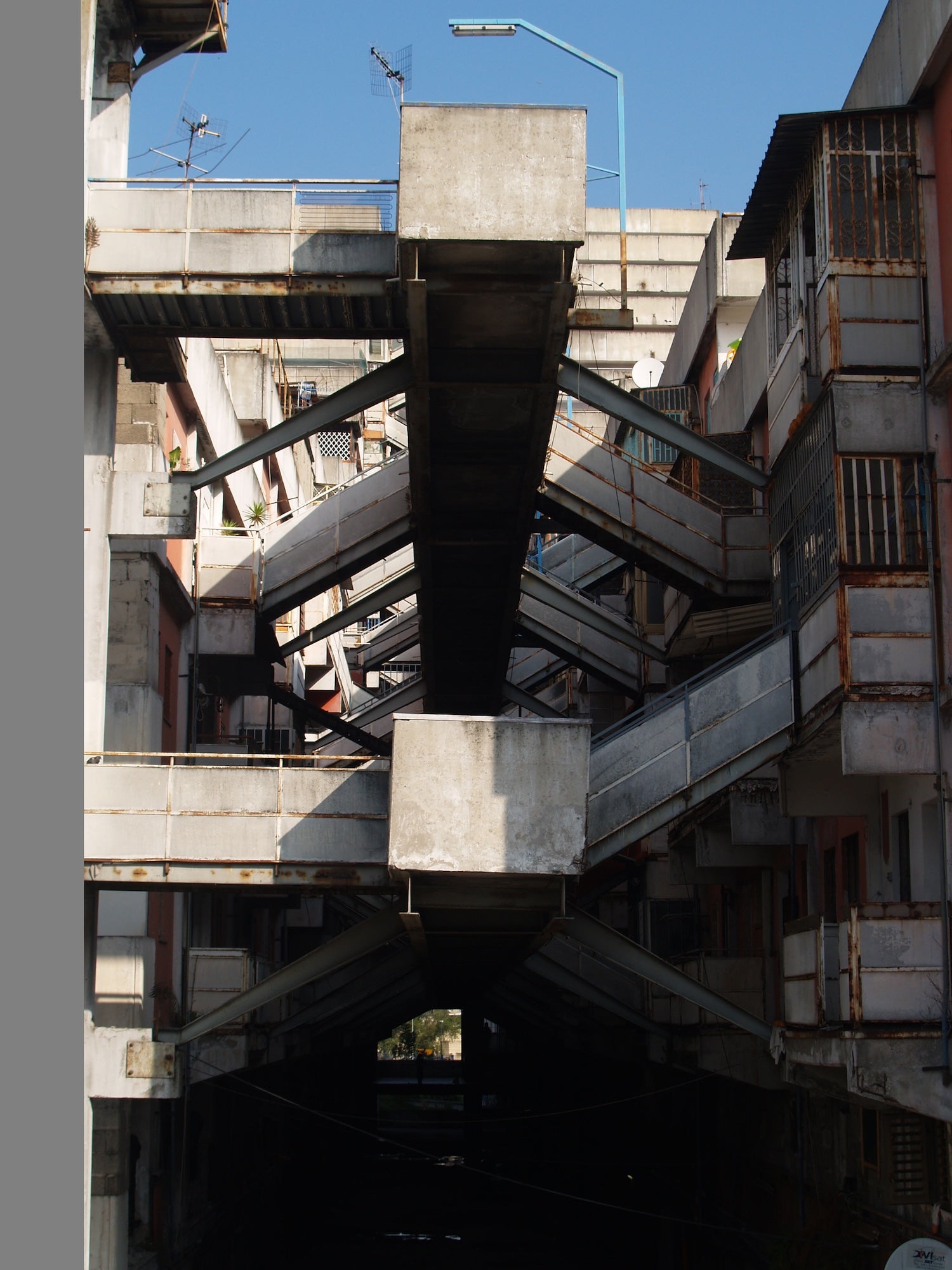 Neapolské sídliště jde k zemi. Vidět Scampii – a zemřít?
