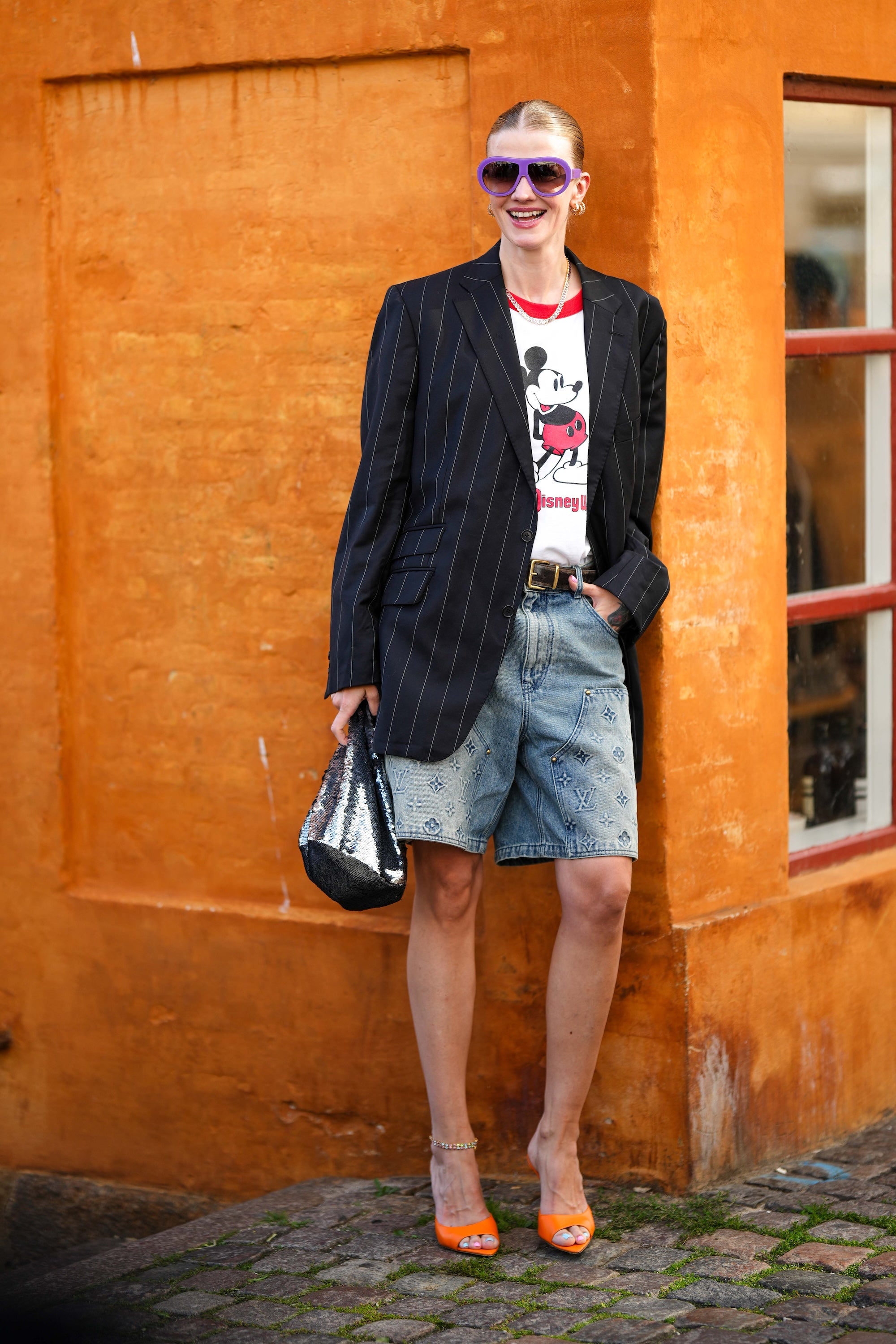 Nosíte trička s Mickey Mousem? Co tím říkáte o současné módě, humoru a eleganci