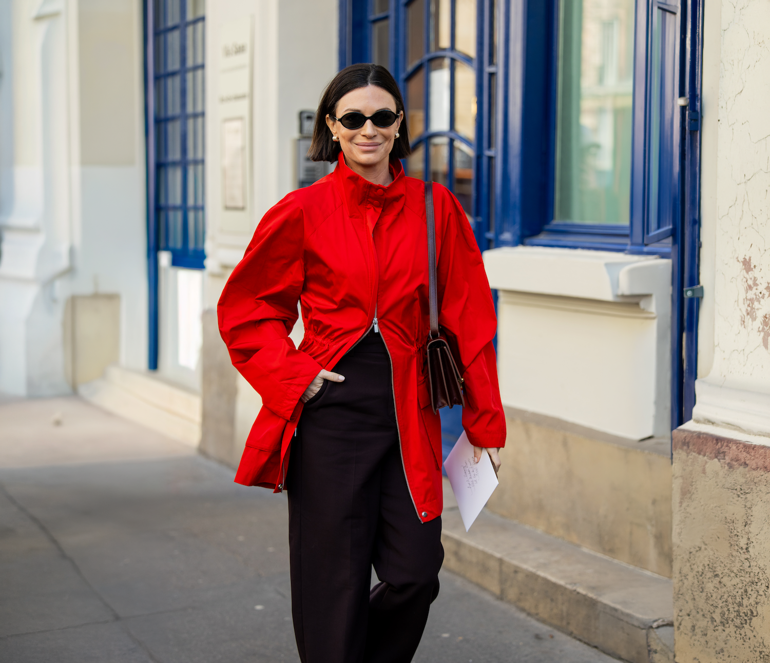 Praktická & cool: červená větrovka je must-have letošního jara