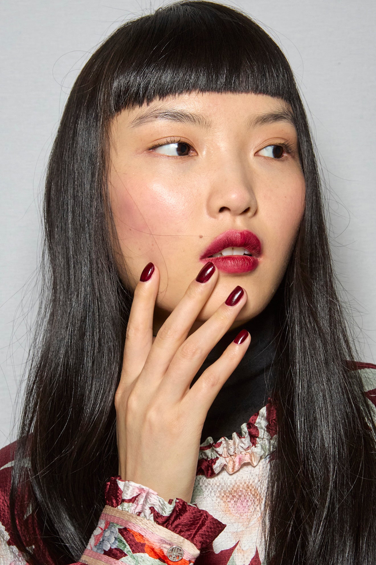 Zimní trendy pro krátké i dlouhé nehty. Slavnostní i originální barvy pro nejlepší manikúru roku 2025